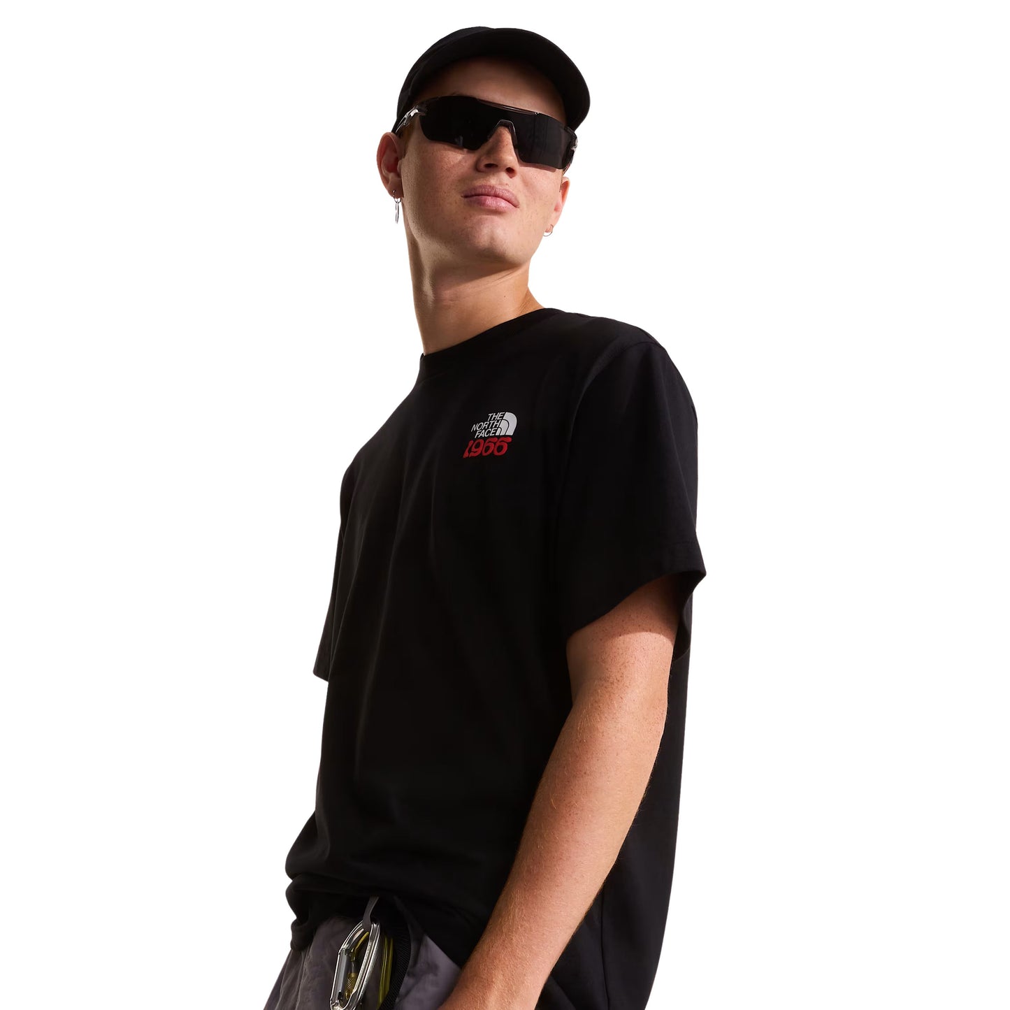 T-Shirt de manga curta para homem The North Face 1966 Half Dome Relaxed em Preto TNF. Foto da parte da frente, vestida.