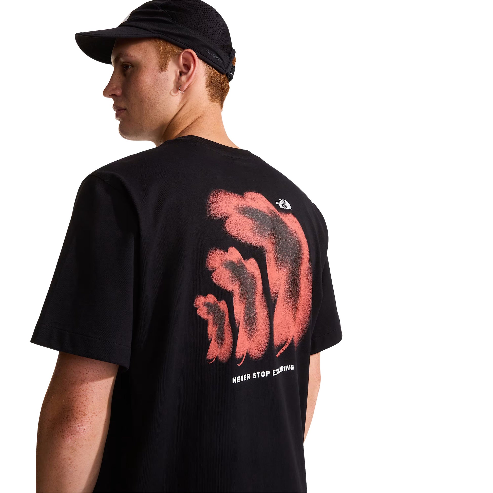 T-Shirt de manga curta para homem The North Face 1966 Half Dome Relaxed em Preto TNF. Foto da parte de trás, vestida.