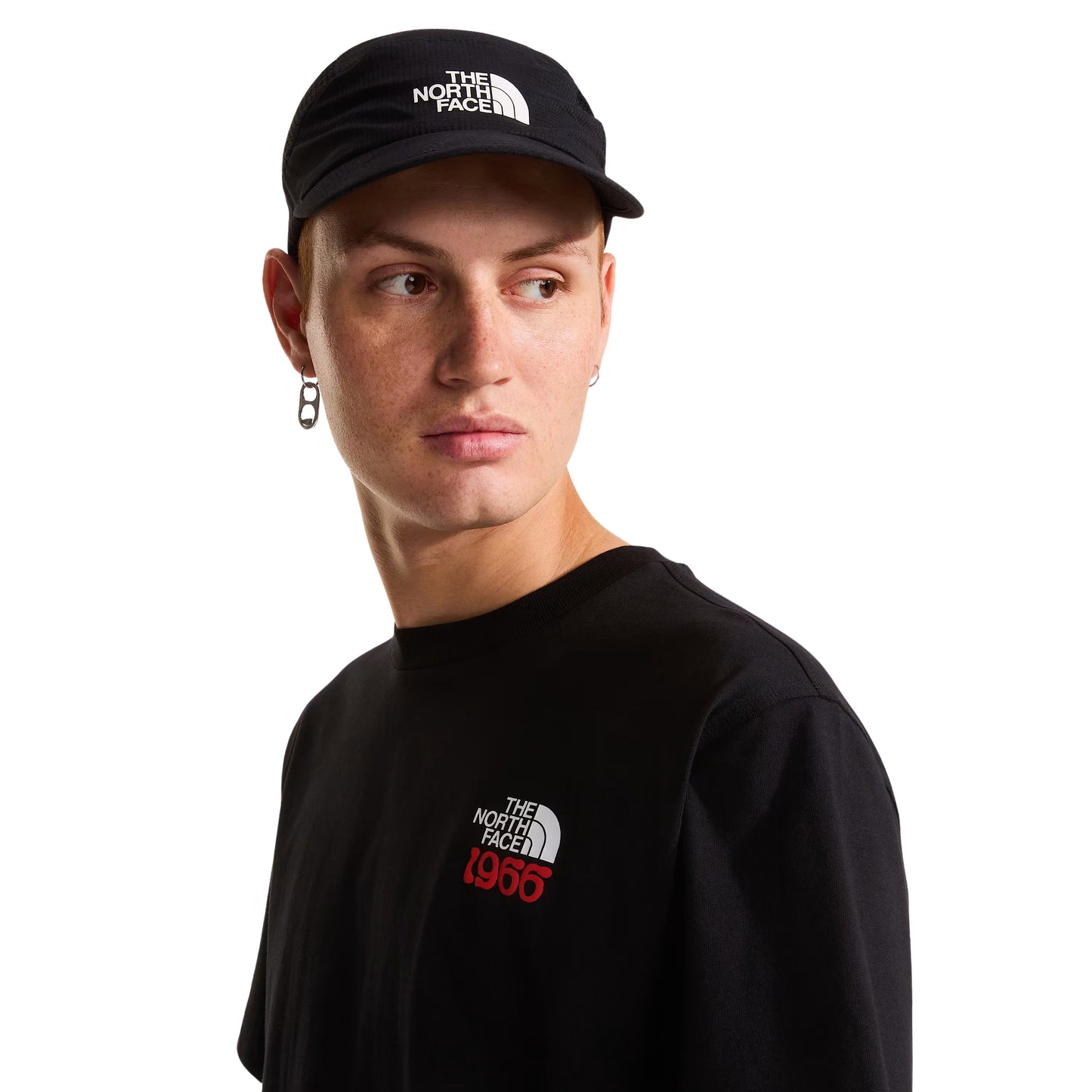 T-Shirt de manga curta para homem The North Face 1966 Half Dome Relaxed em Preto TNF. Foto de detalhe da parte da frente, vestida.