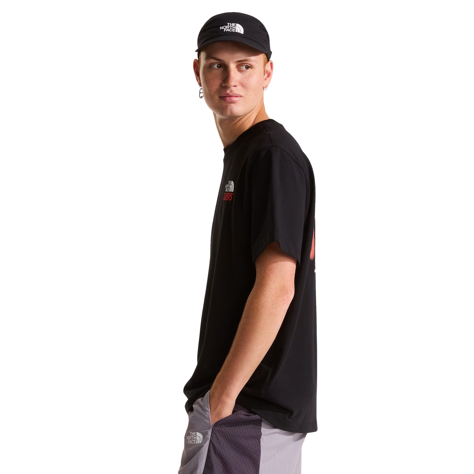 T-Shirt de manga curta para homem The North Face 1966 Half Dome Relaxed em Preto TNF. Foto da lateral, vestida.