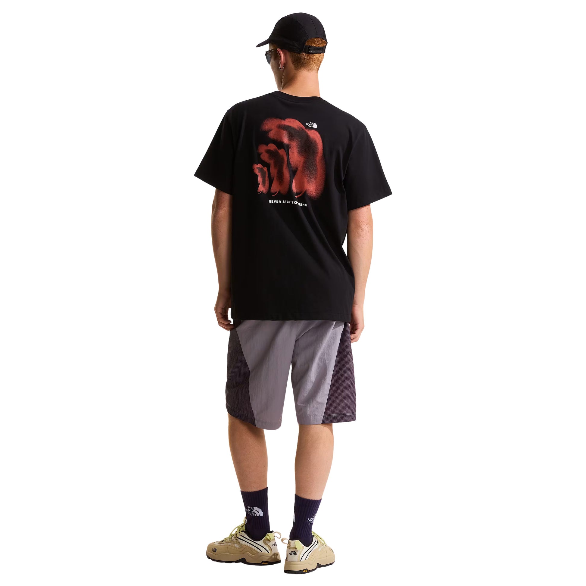 T-Shirt de manga curta para homem The North Face 1966 Half Dome Relaxed em Preto TNF. Foto da parte de trás, vestida.
