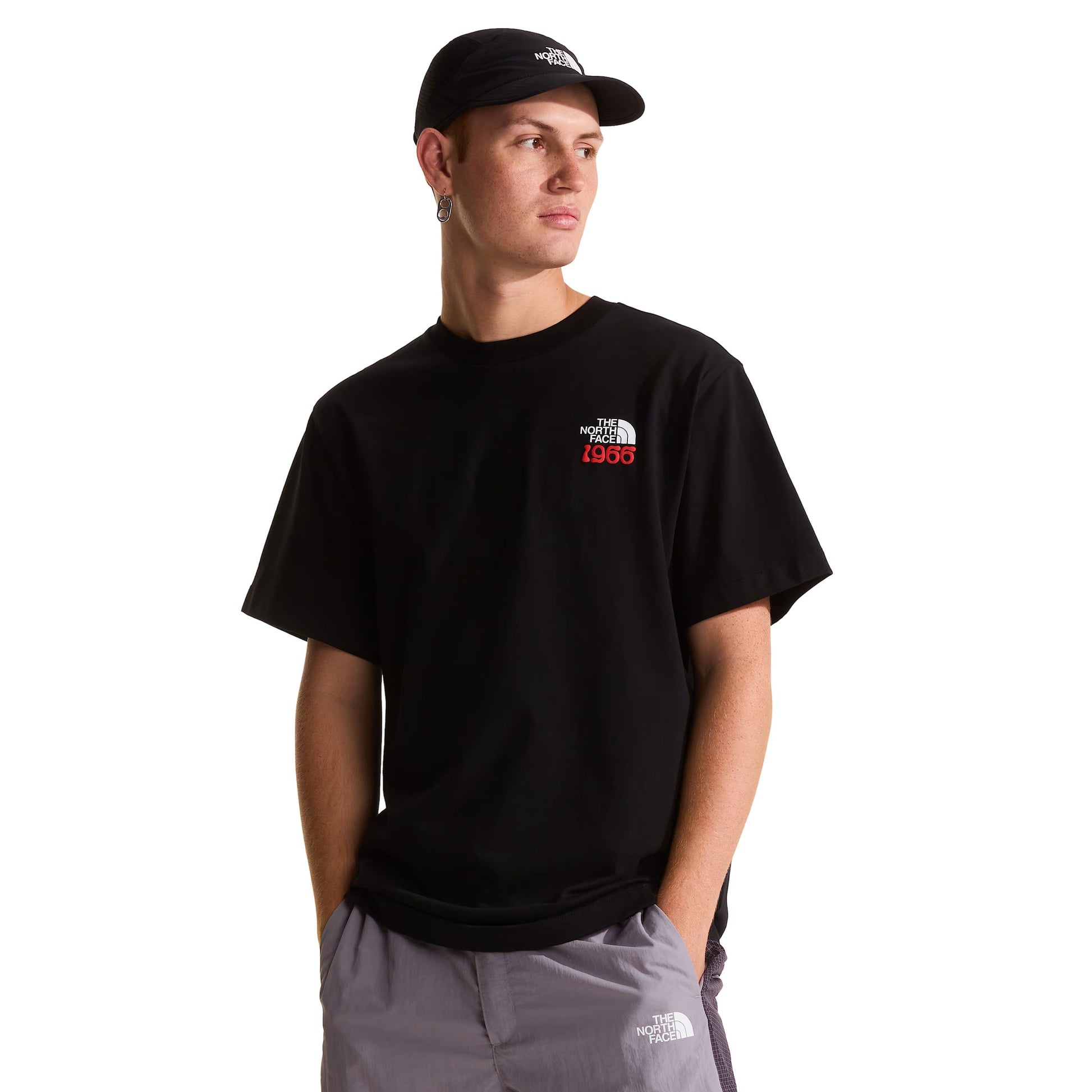 T-Shirt de manga curta para homem The North Face 1966 Half Dome Relaxed em Preto TNF. Foto da parte da frente, vestida.
