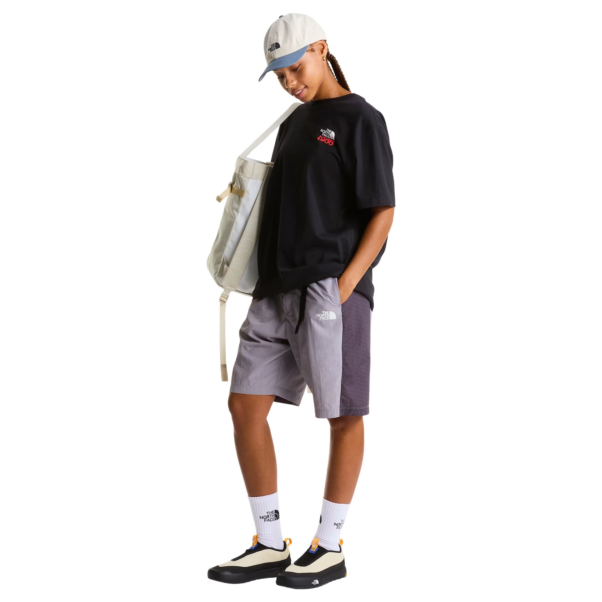T-Shirt de manga curta para homem The North Face 1966 Half Dome Relaxed em Preto TNF. Foto da parte da frente, vestida.