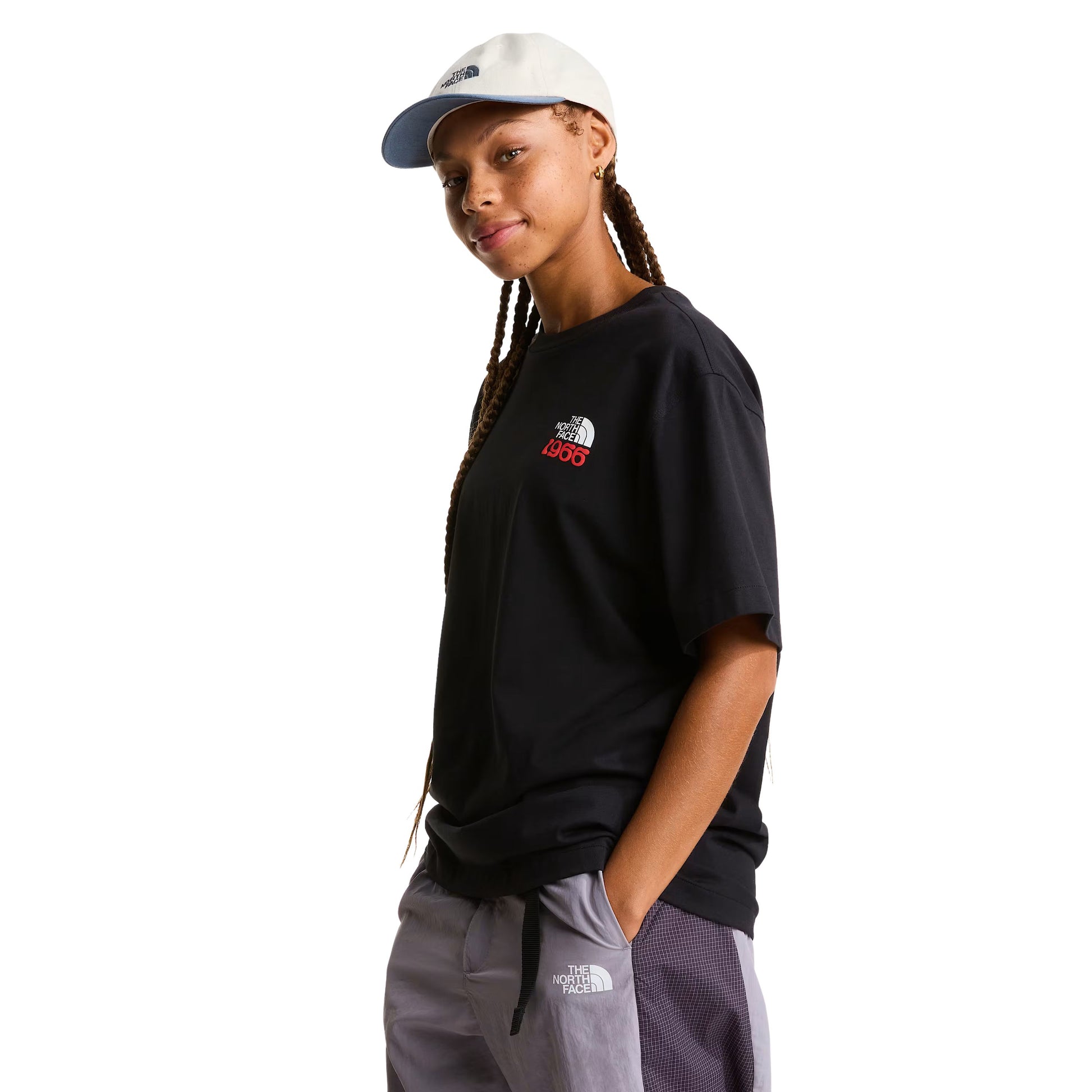T-Shirt de manga curta para homem The North Face 1966 Half Dome Relaxed em Preto TNF. Foto da parte da frente, vestida.