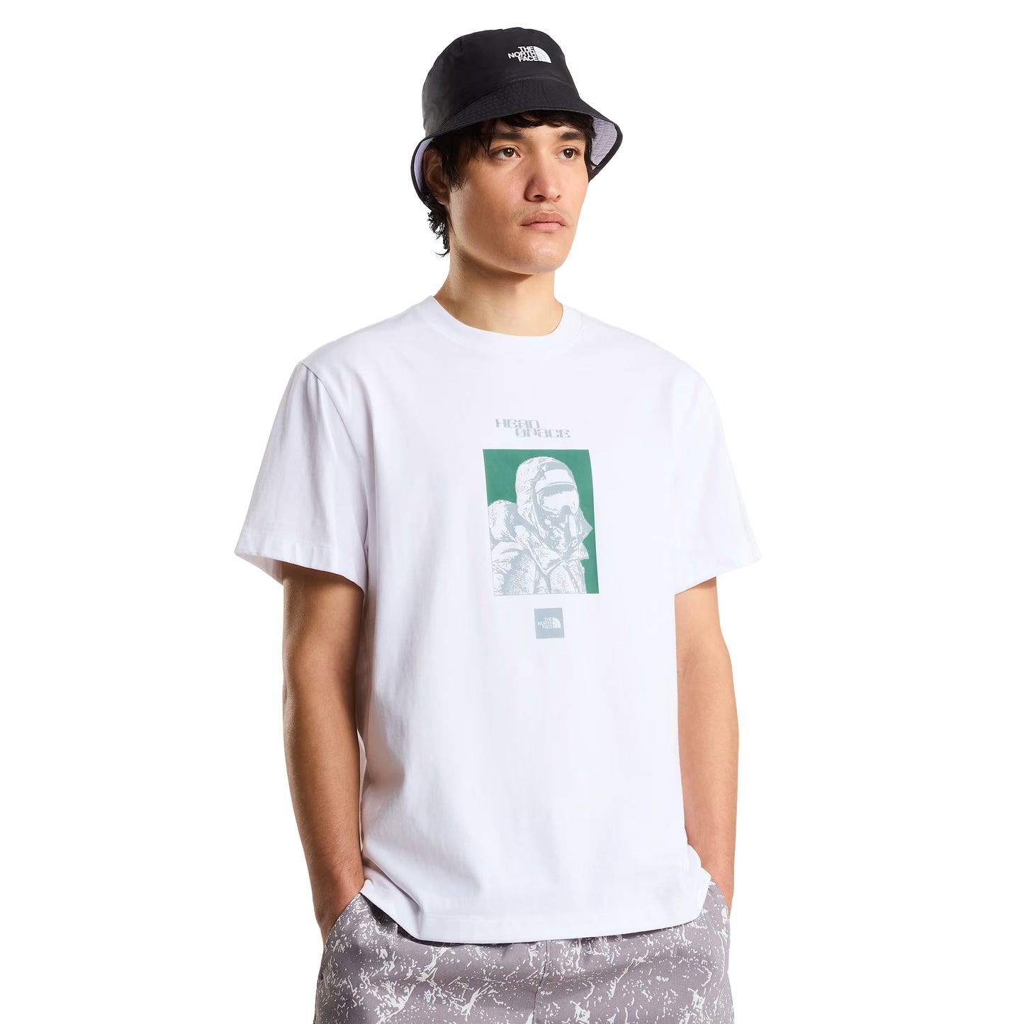 T-Shirt de manga curta para homem The North Face Explorer Relaxed Graphic em Branco TNF. Foto da parte da frente, vestida.