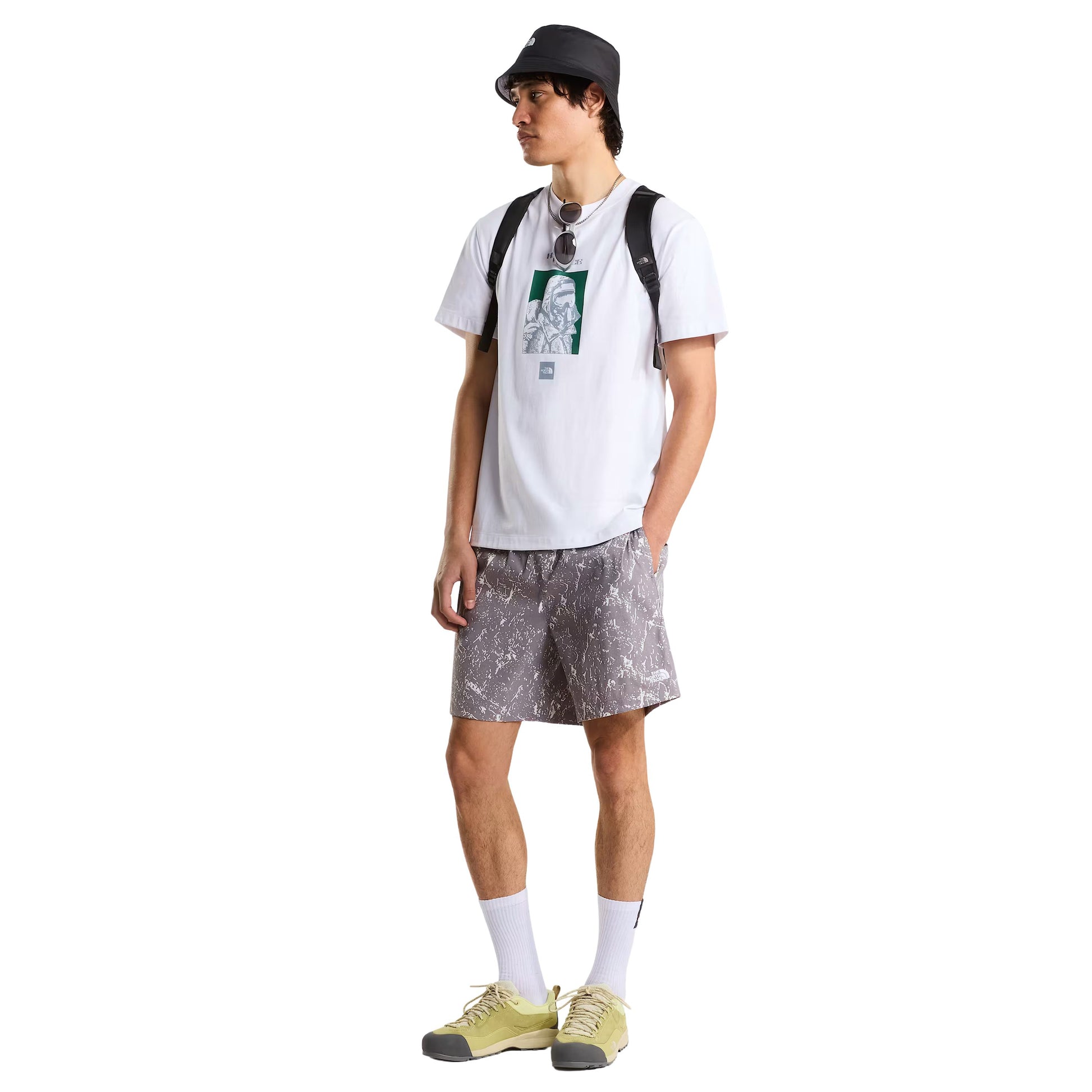 T-Shirt de manga curta para homem The North Face Explorer Relaxed Graphic em Branco TNF. Foto da parte da frente, vestida.