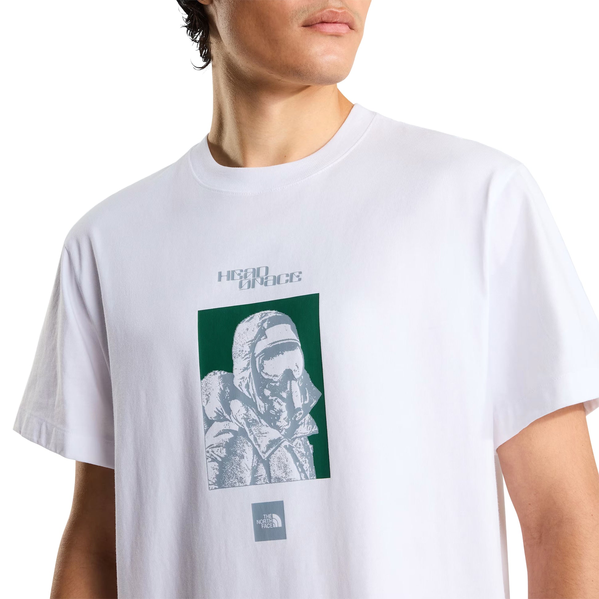 T-Shirt de manga curta para homem The North Face Explorer Relaxed Graphic em Branco TNF. Foto de detalhe da parte da frente, vestida.
