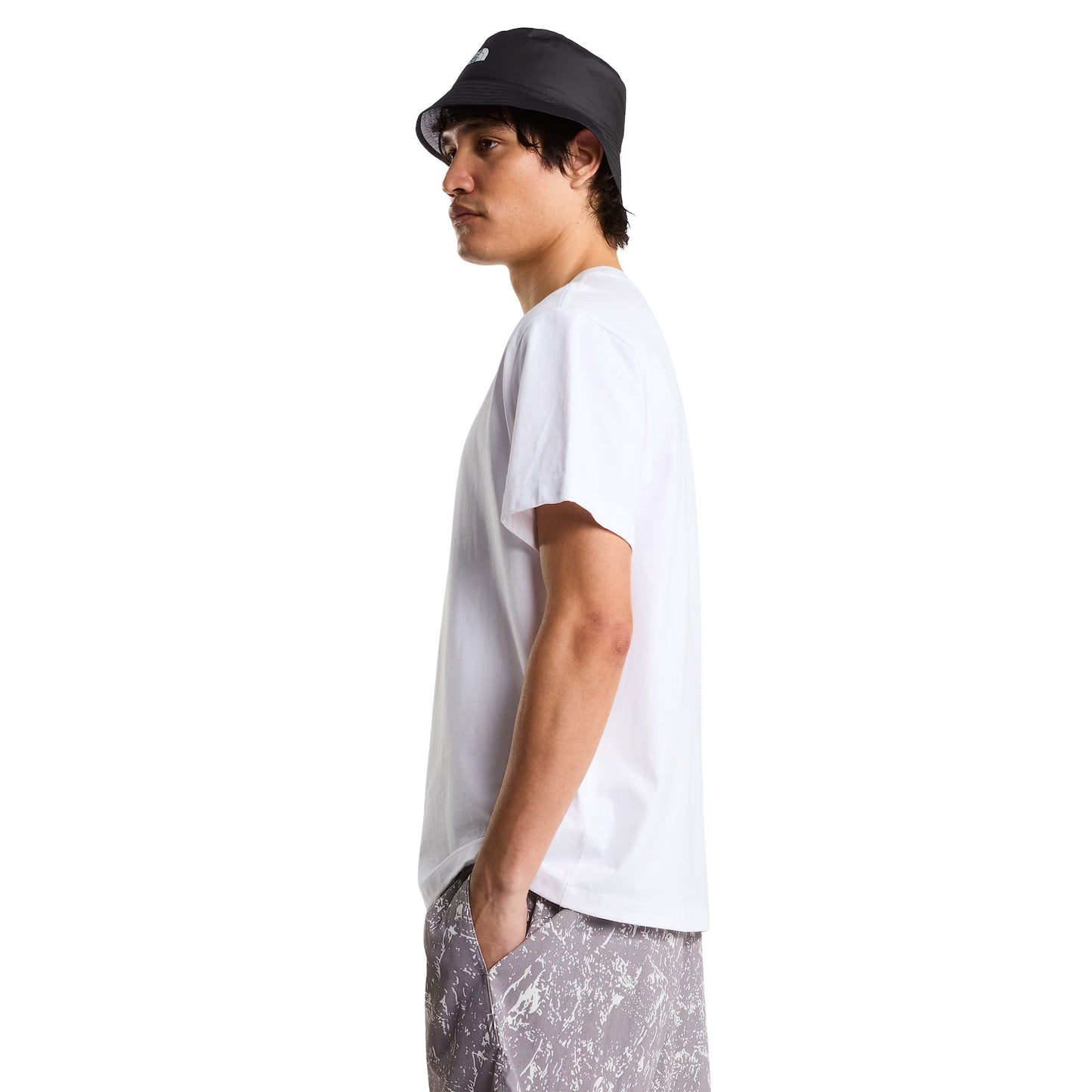 T-Shirt de manga curta para homem The North Face Explorer Relaxed Graphic em Branco TNF. Foto da lateral, vestida.