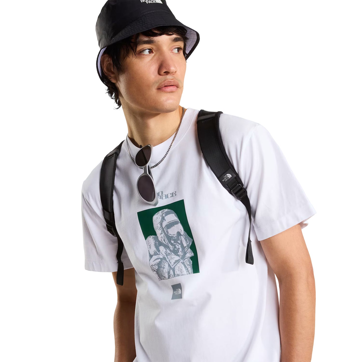 T-Shirt de manga curta para homem The North Face Explorer Relaxed Graphic em Branco TNF. Foto da parte da frente, vestida.