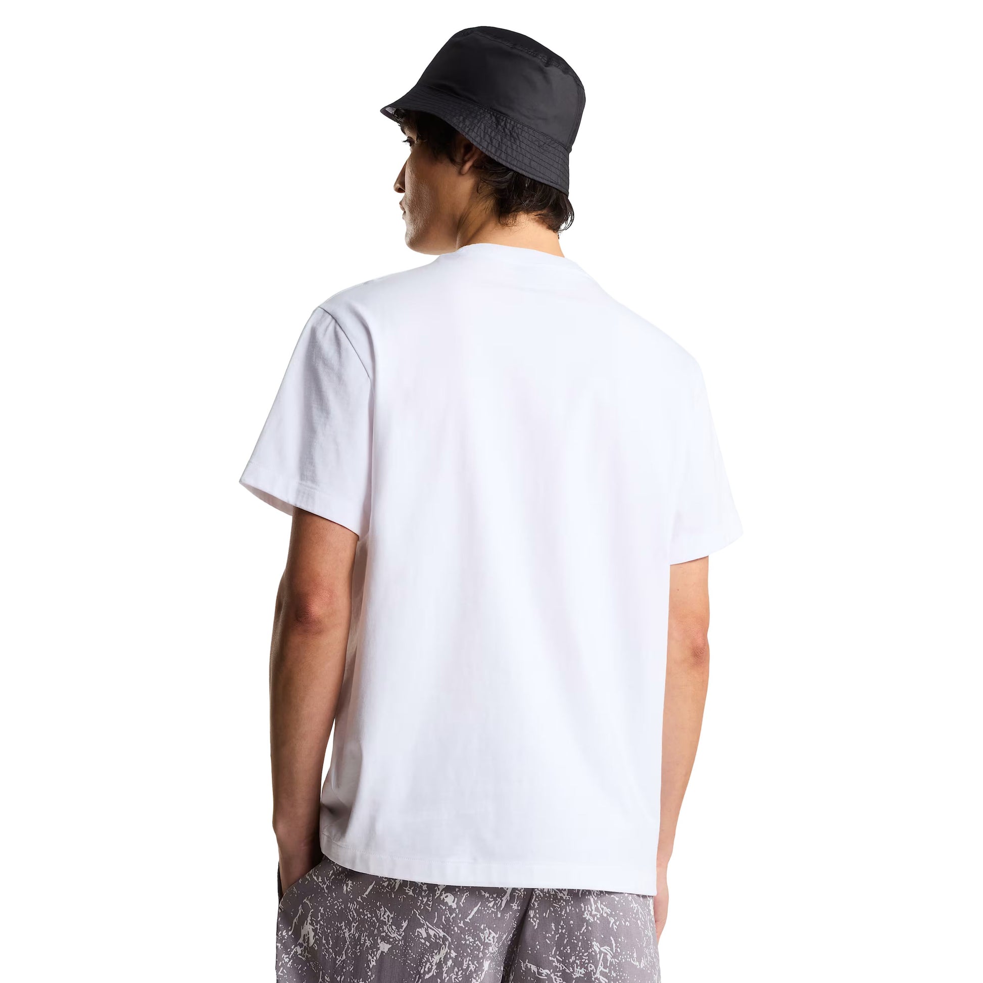 T-Shirt de manga curta para homem The North Face Explorer Relaxed Graphic em Branco TNF. Foto da parte de trás, vestida.