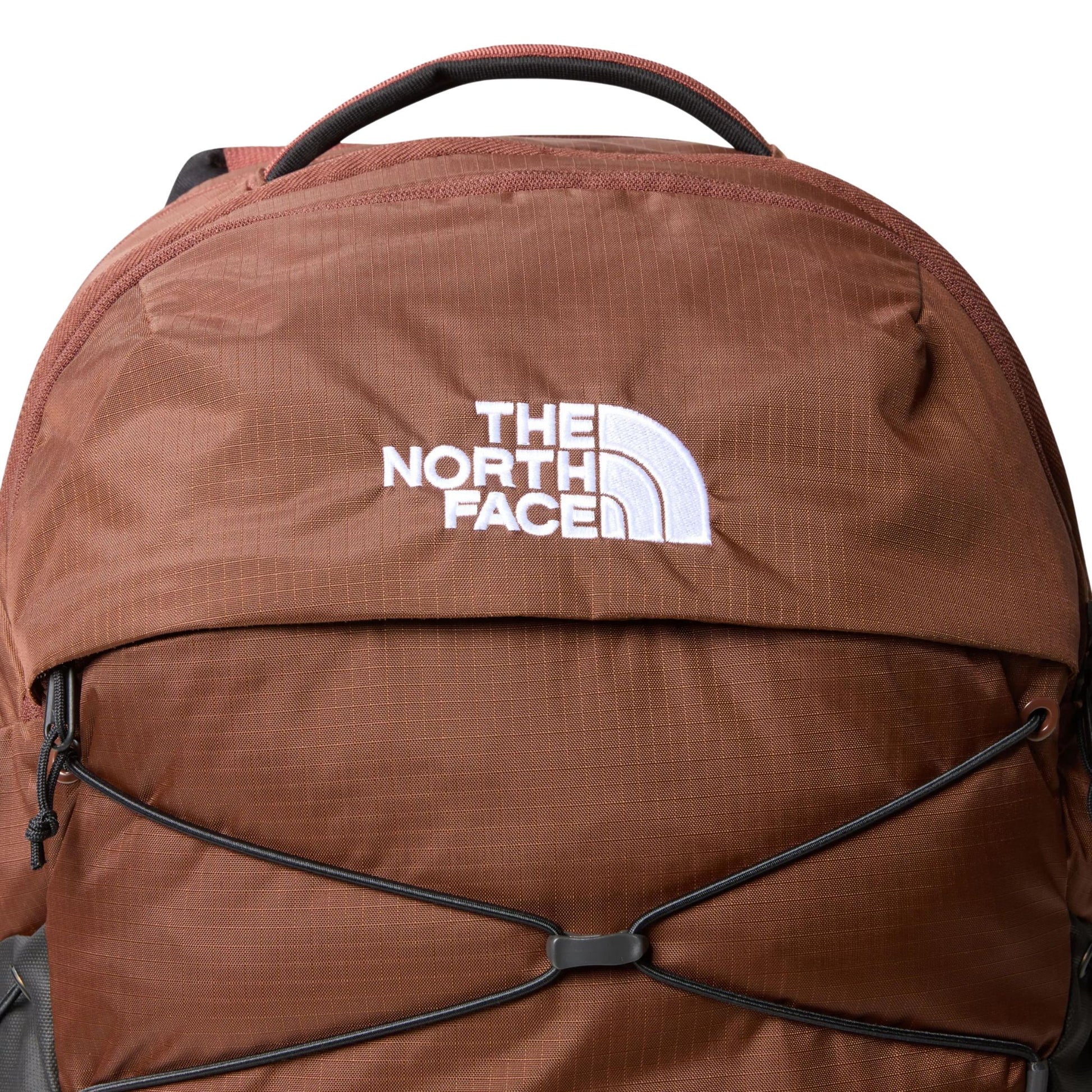 The North Face Borealis Backpack Dark Oak/TNF Black. Foto do logotipo em destaque.