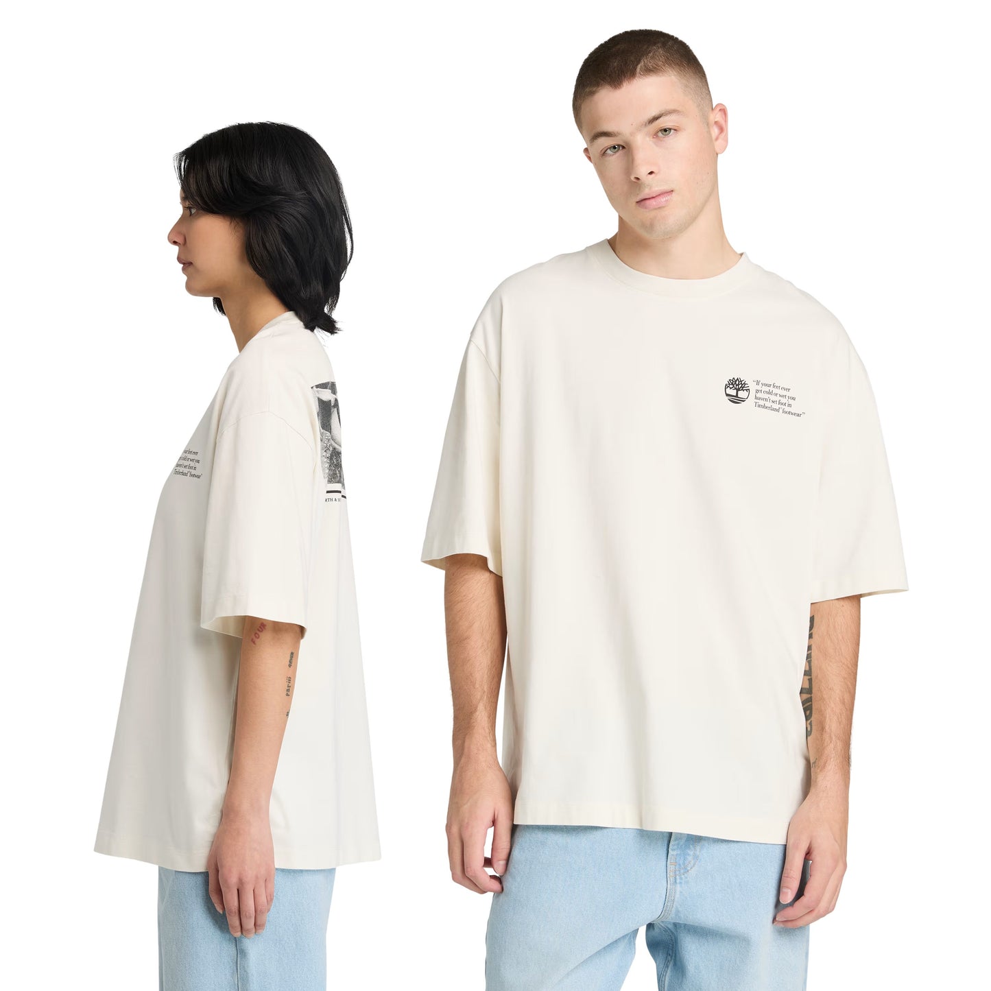 T-Shirt de manga curta unissexo Timberland Archive Boot em Branco Vintage. Foto da parte da frente e lateral, vestida.