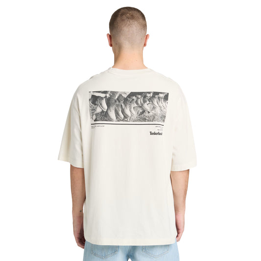 T-Shirt de manga curta unissexo Timberland Archive Boot em Branco Vintage. Foto da parte de trás, vestida.