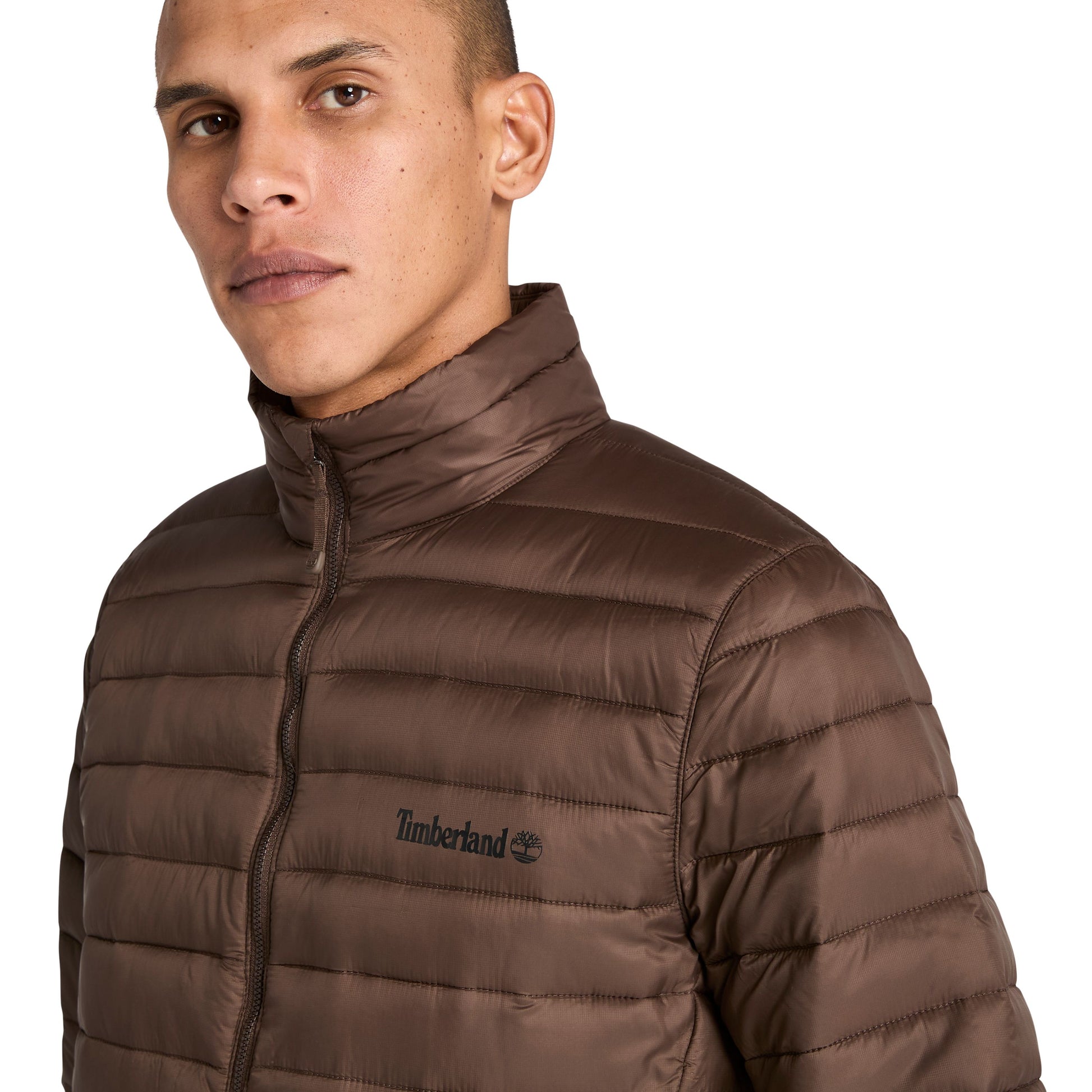 Casaco Hidrorrepelente Duradouro para homem Timberland Axis Peak em Chocolate Brown. Foto de detalhe da parte da frente, vestido.