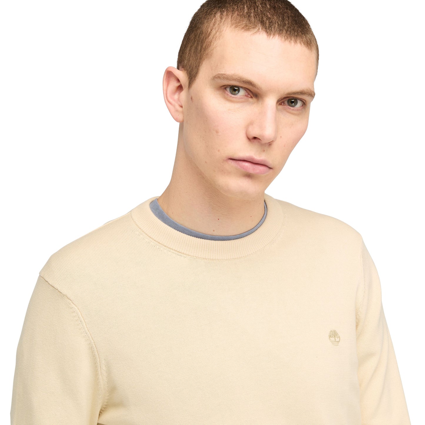 Camisola de malha de algodão para homem Timberland Williams River em Angora. Foto de detalhe da parte da frente, vestida.