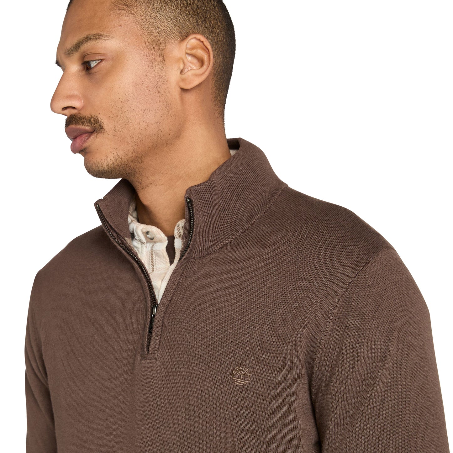 Camisola de malha de algodão com fecho zipper de 1/4 para homem Timberland Williams River em Chocolate Brown. Foto vestida da parte da frente.