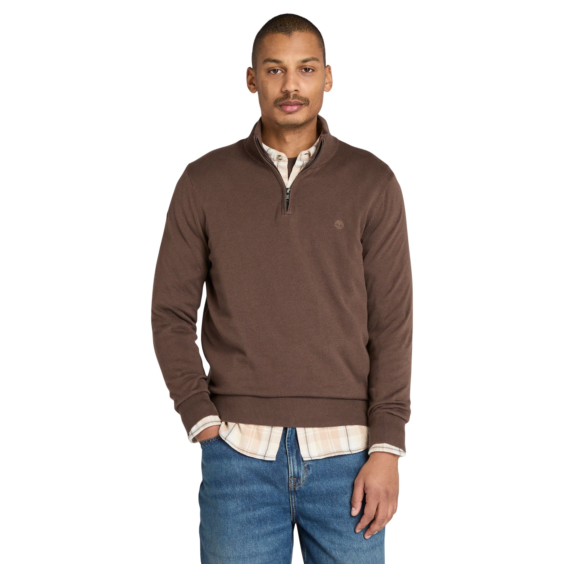 Camisola de malha de algodão com fecho zipper de 1/4 para homem Timberland Williams River em Chocolate Brown. Foto da parte da frente, vestida.