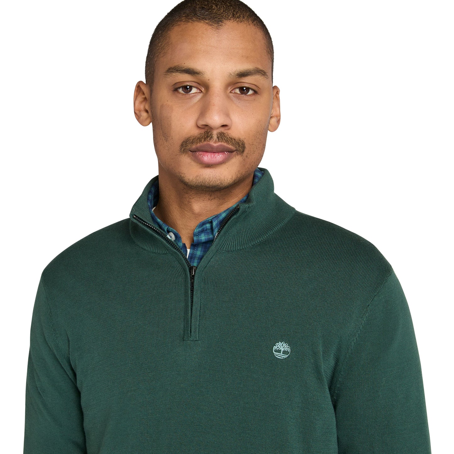 Camisola de malha de algodão com fecho zipper de 1/4 para homem Timberland Williams River em Green Gables. Foto da parte da frente, vestida.
