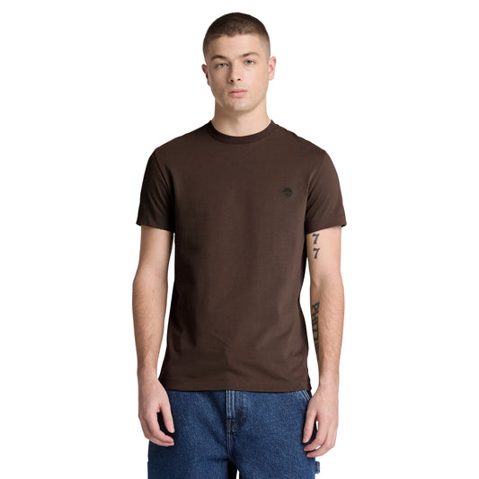T-shirt Timberland Dunstan River em Mole — vista frontal com modelo, meio corpo, logótipo árvore Timberland bordado em preto tonal no peito esquerdo, gola redonda canelada, corte slim, combinado com calções denim azul.