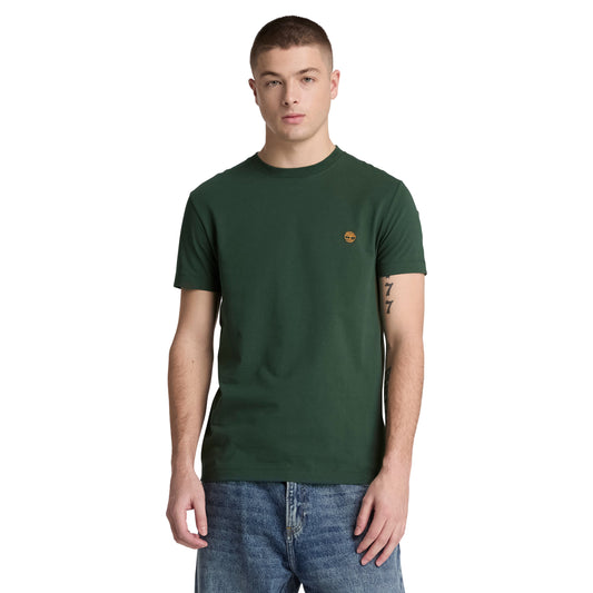 T-shirt Timberland Dunstan River em Sycamore — vista frontal com modelo, meio corpo, logótipo árvore Timberland bordado em laranja no peito esquerdo, gola redonda canelada, corte slim, combinado com calças de ganga azul.