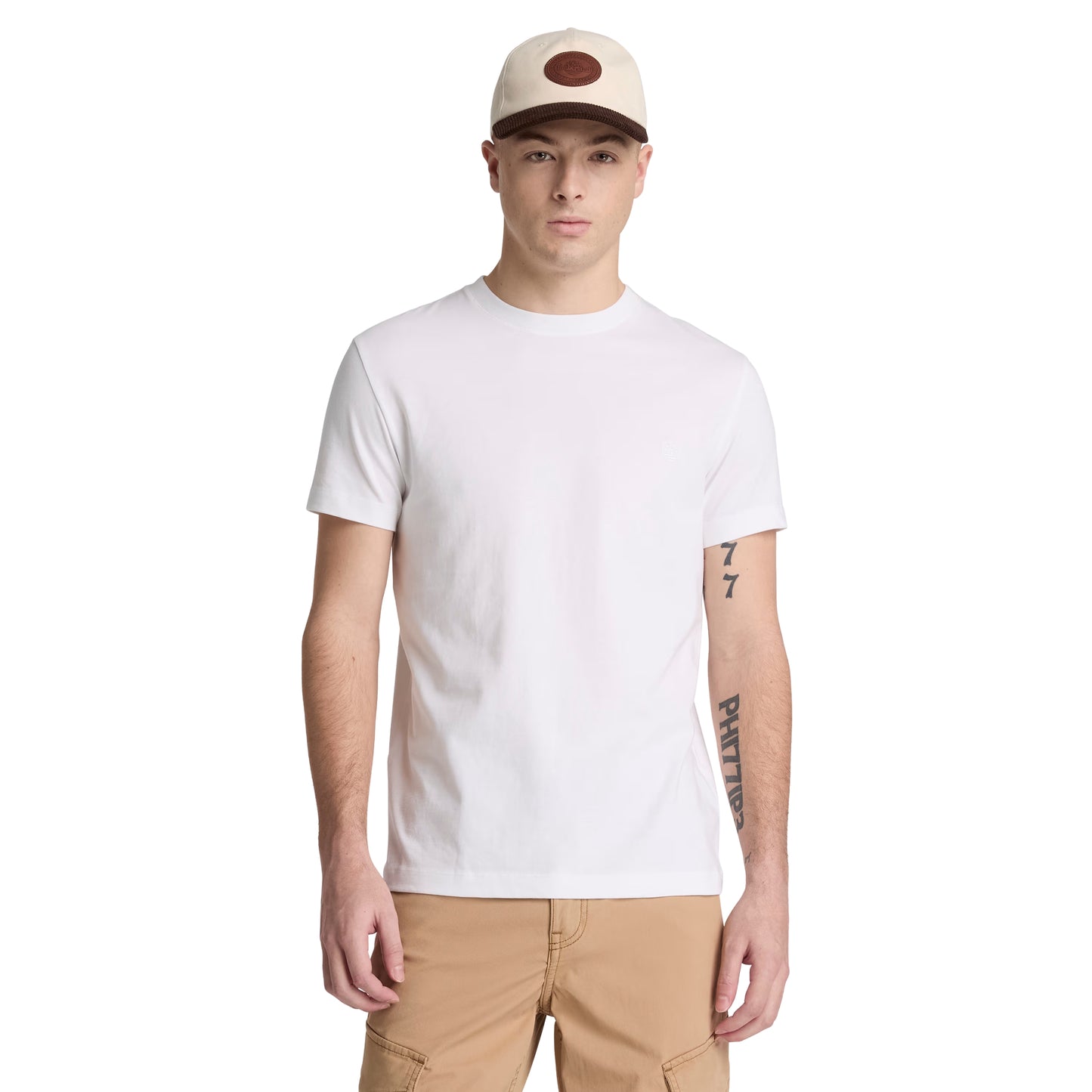 T-shirt Timberland Dunstan River em White — vista frontal com modelo, meio corpo, logótipo árvore Timberland bordado em branco tonal no peito esquerdo, gola redonda canelada, corte slim, combinado com calças cargo bege e boné Timberland ecru/castanho.
