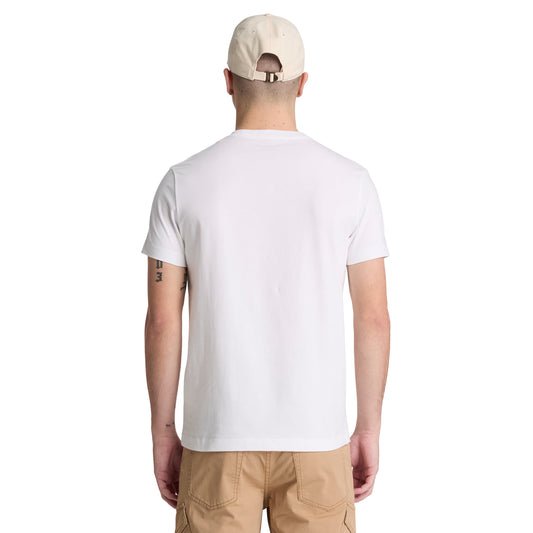 T-shirt Timberland Dunstan River em White — vista traseira com modelo, meio corpo, costas limpas, gola redonda canelada e corte slim visíveis, combinado com calças cargo bege e boné Timberland ecru/castanho.