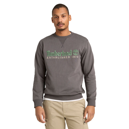 Sweat para homem Timberland Established 1973 Embroidered Logo em Blackened Pearl. Foto da parte da frente, vestida.