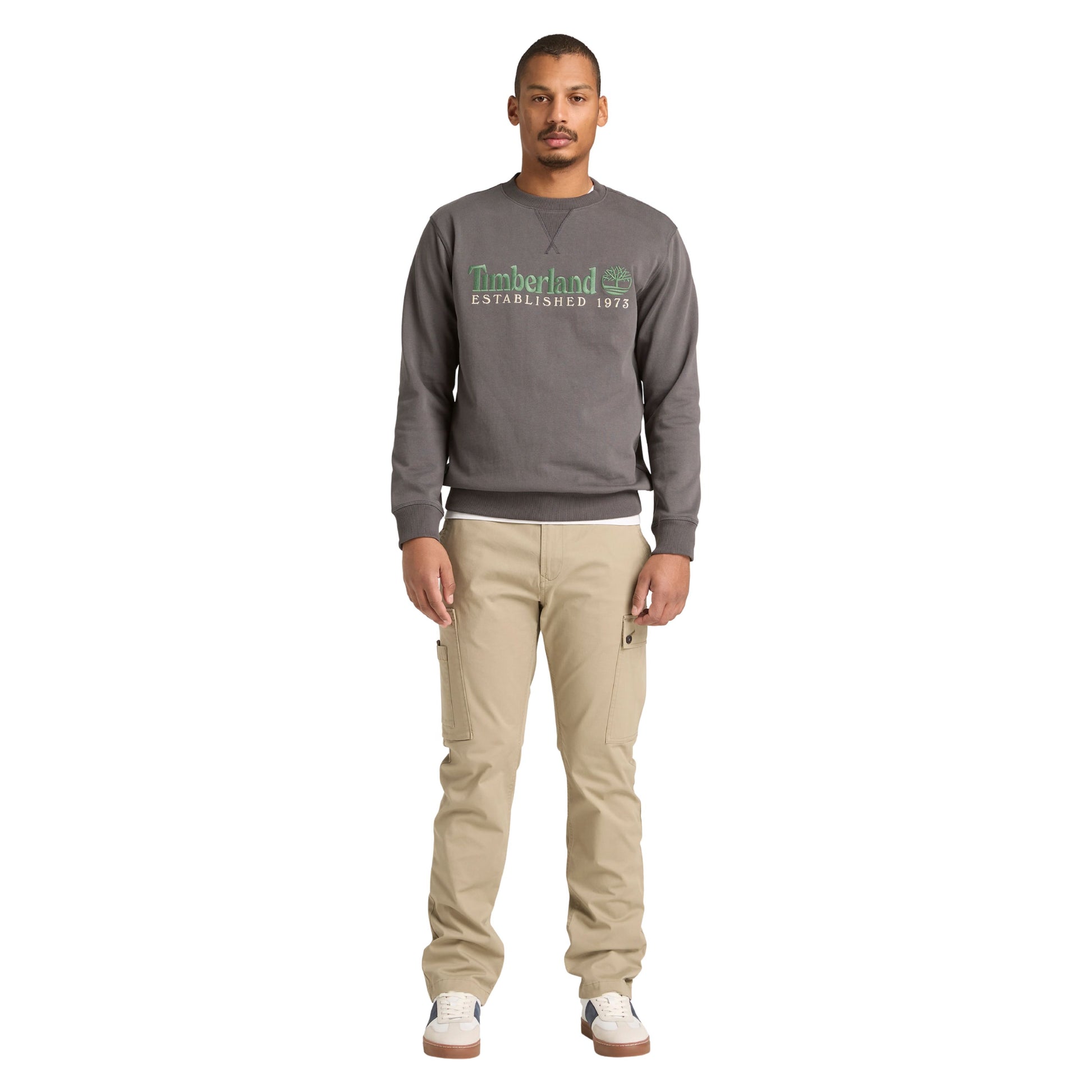 Sweat para homem Timberland Established 1973 Embroidered Logo em Blackened Pearl. Foto da parte da frente, vestida.