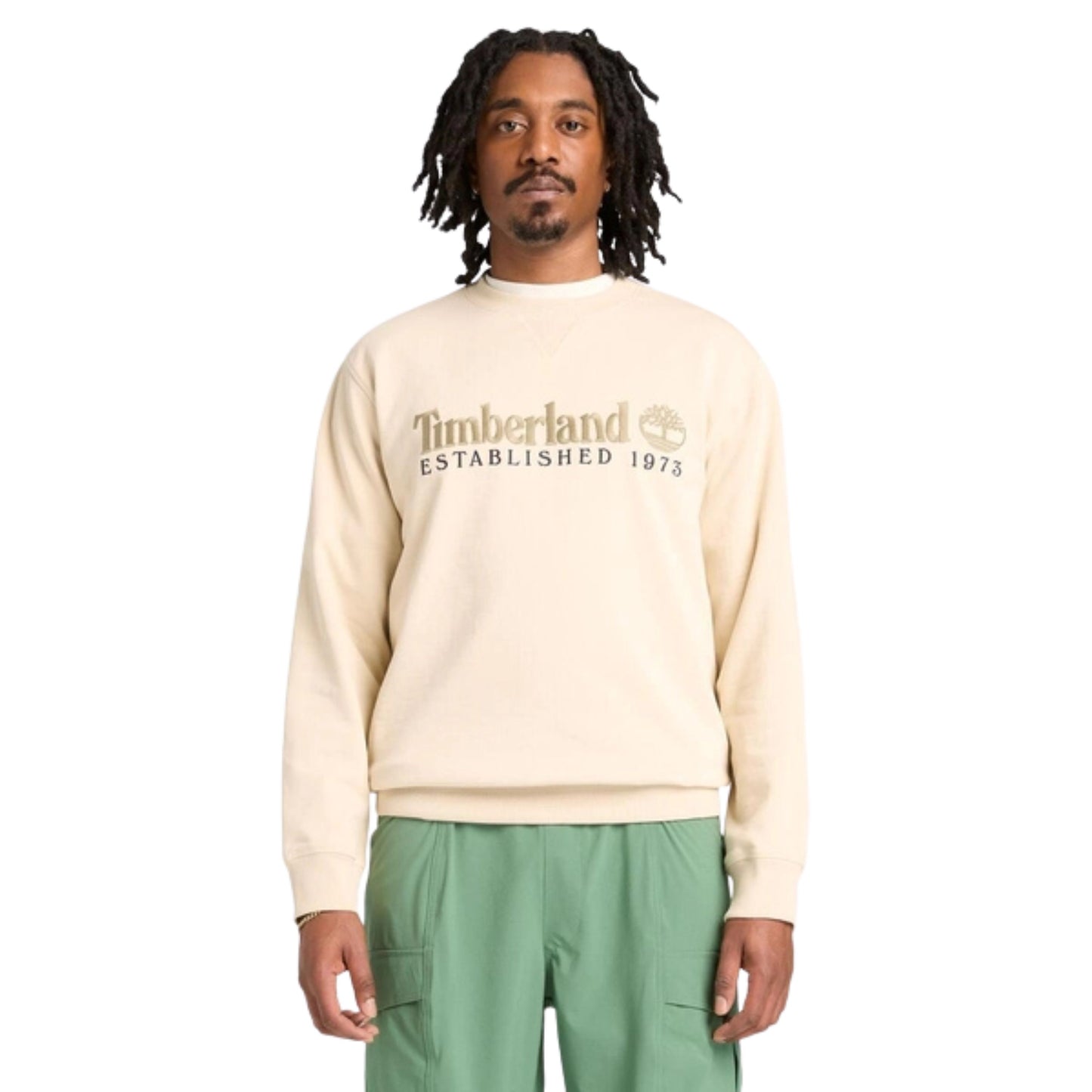 Sweat para homem Timberland Established 1973 Embroidered Logo em Putty. Foto da parte da frente, vestida.