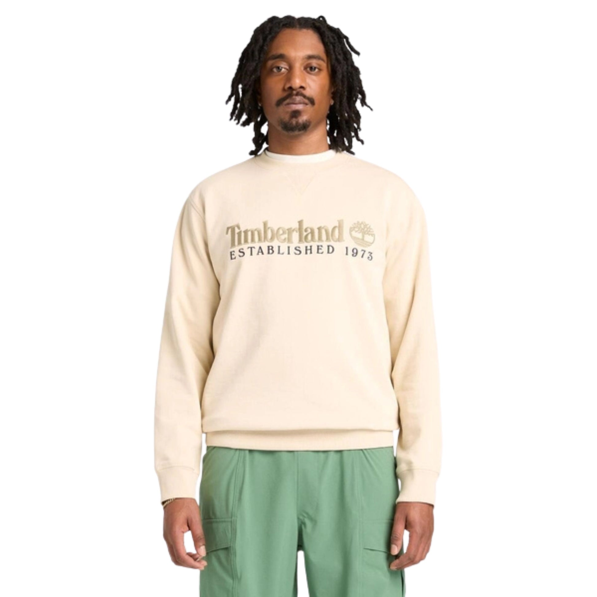 Sweat para homem Timberland Established 1973 Embroidered Logo em Putty. Foto da parte da frente, vestida.