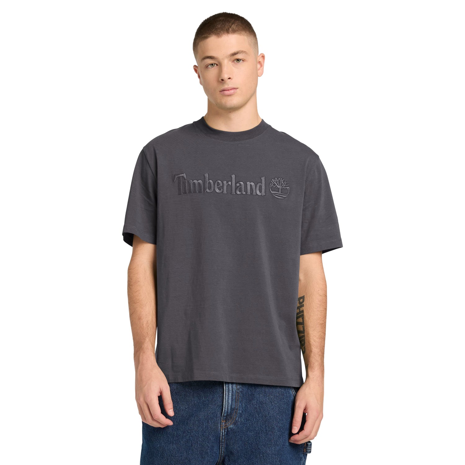 Timberland Hampthon Short Sleeve T-Shirt Blackened Pearl. Foto da parte da frente, vestida.