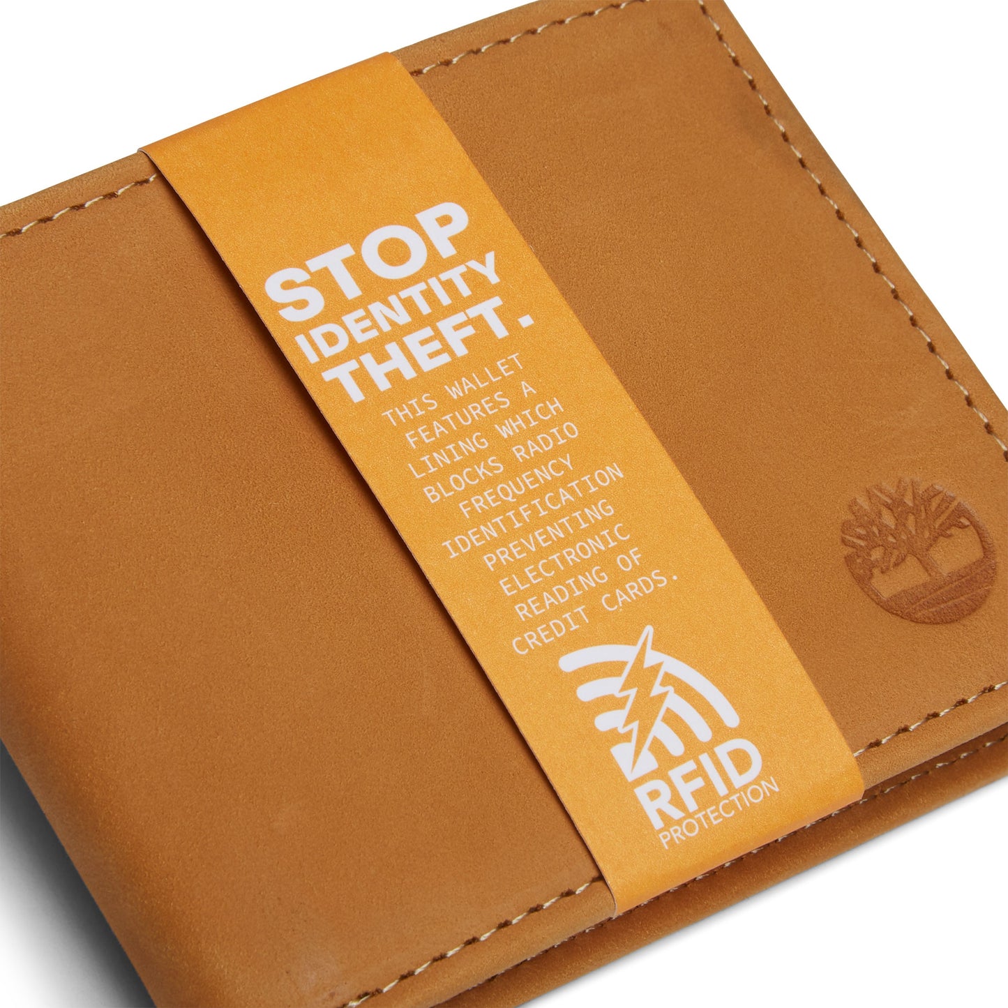 Carteira de documentos unissexo Timberland Icon Boot Passcase em Wheat. Foto em detalhe do aviso sobre a RFID protection.