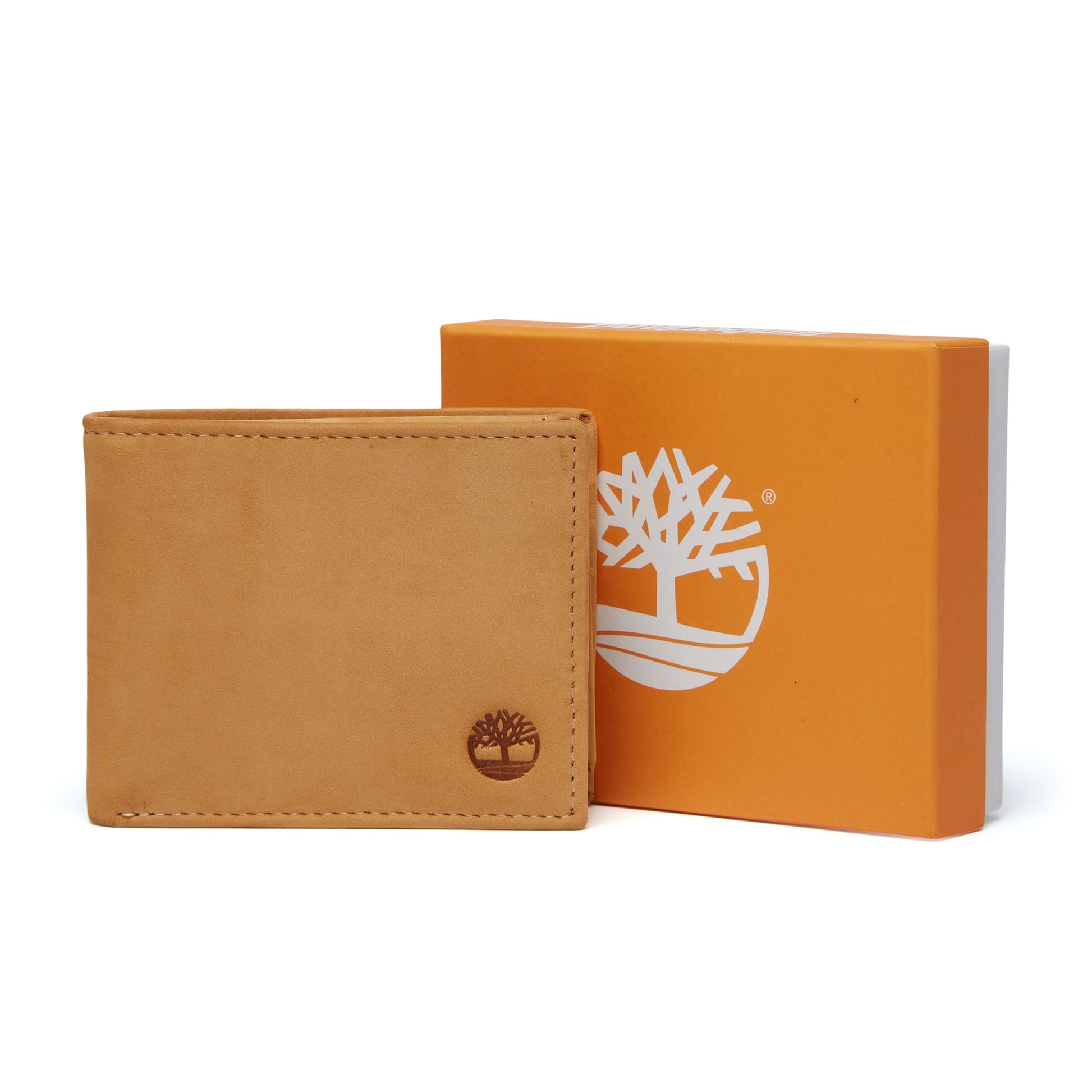 Carteira de documentos unissexo Timberland Icon Boot Passcase em Wheat. Foto da parte da frente com a caixa.