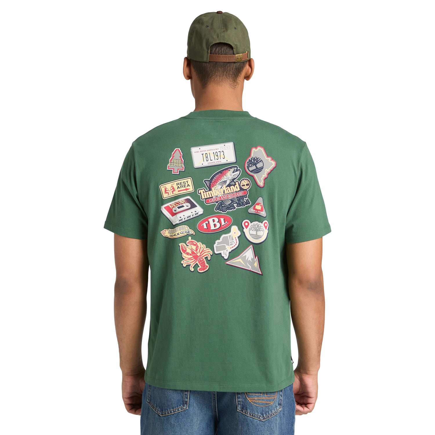 T-Shirt de manga curta para homem Timberland Magnet Back Graphic em Pineneedle. Foto da parte de trás, vestida.