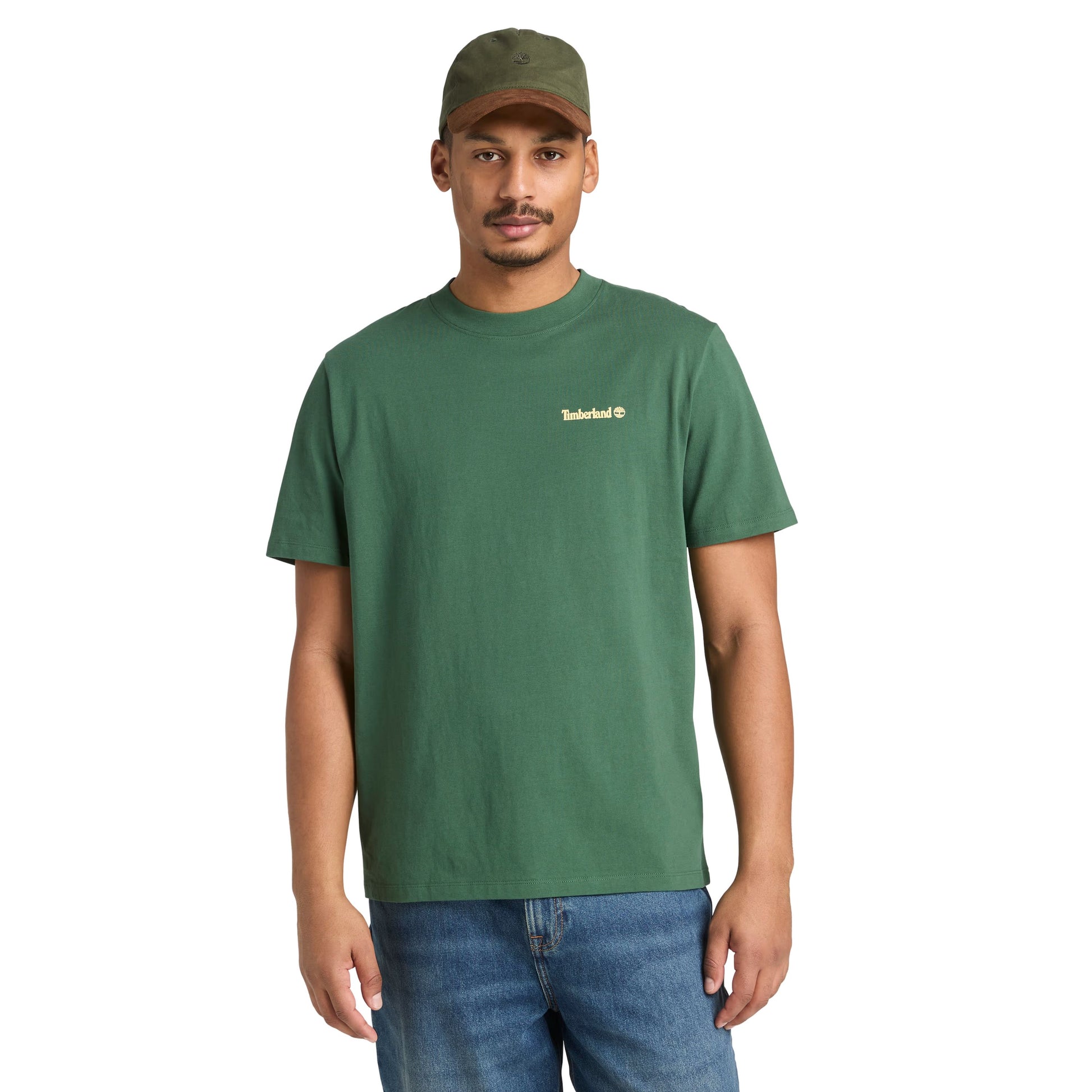 T-Shirt de manga curta para homem Timberland Magnet Back Graphic em Pineneedle. Foto da parte da frente, vestida.