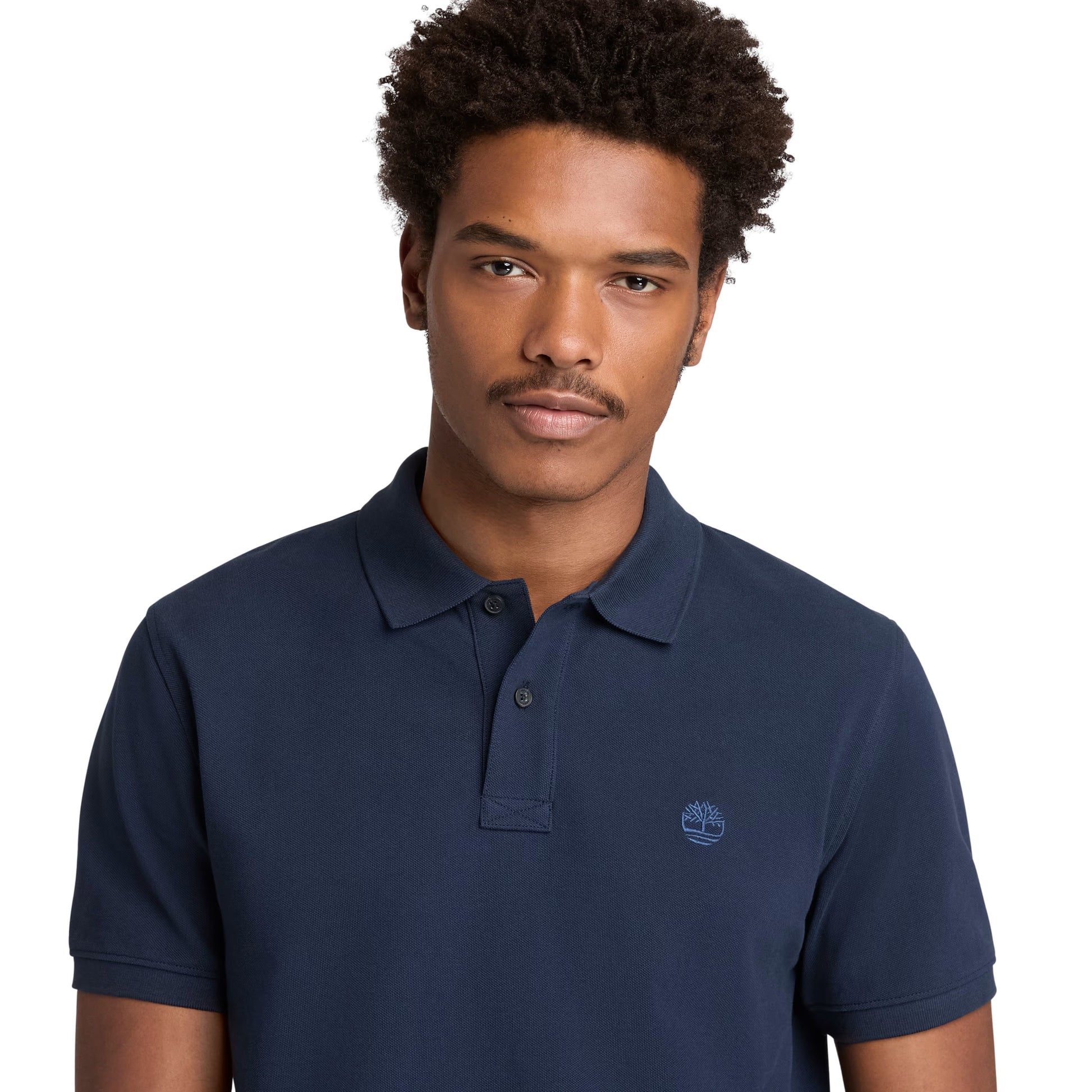 Polo de manga curta para homem Timberland Millers River Pique em Dark Sapphire. Foto de detalhe da parte da frente, vestido.