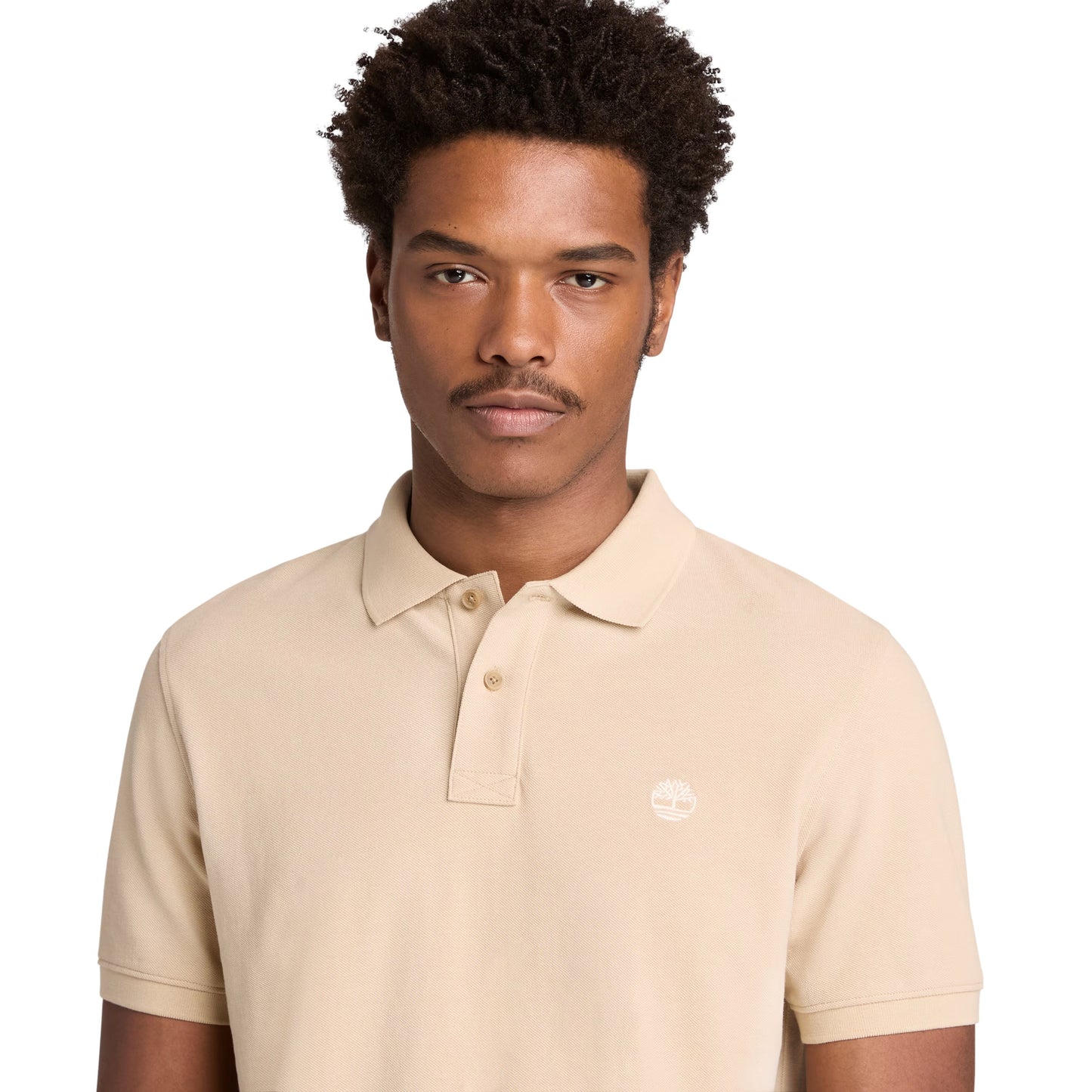 Polo de manga curta para homem Timberland Millers River Pique em Safari. Forto de detalhe da parte da frente, vestido.
