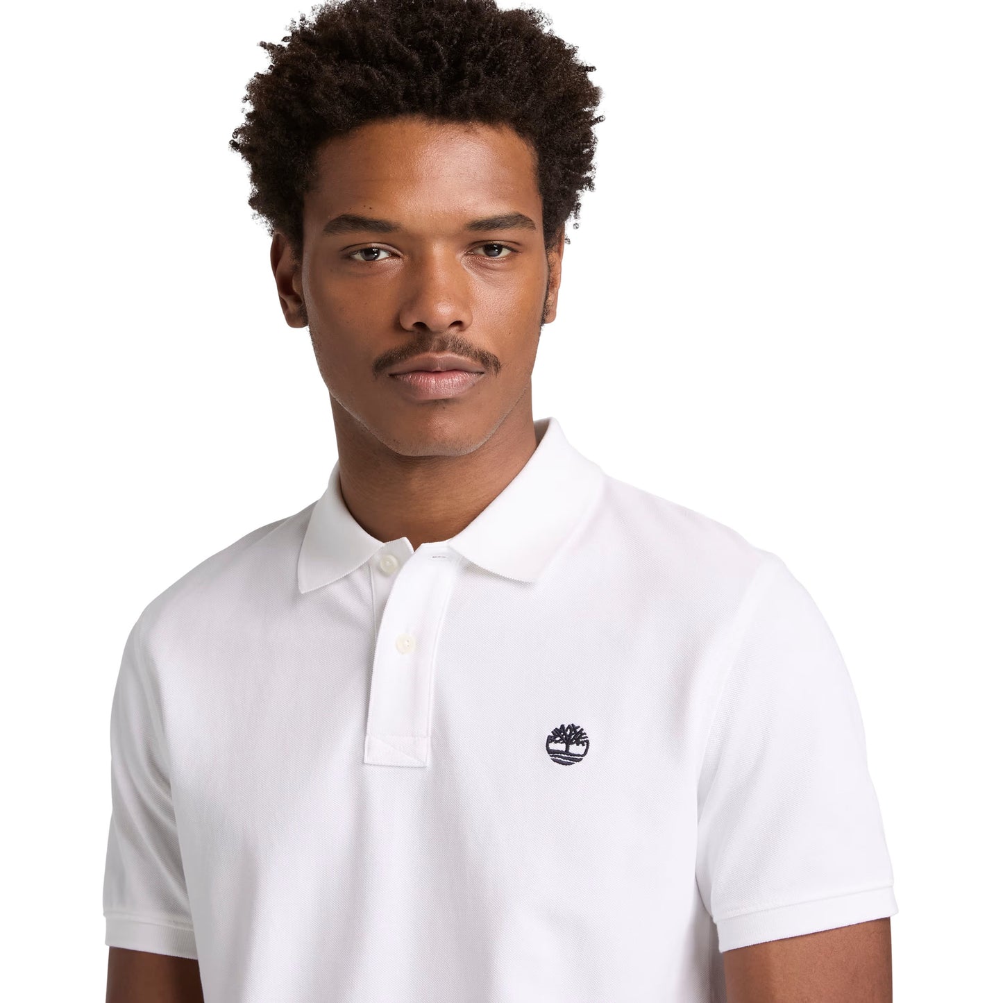 Polo de manga curta para homem Timberland Millers River Pique em Branco. Foto de detalhe da parte da frente, vestido.