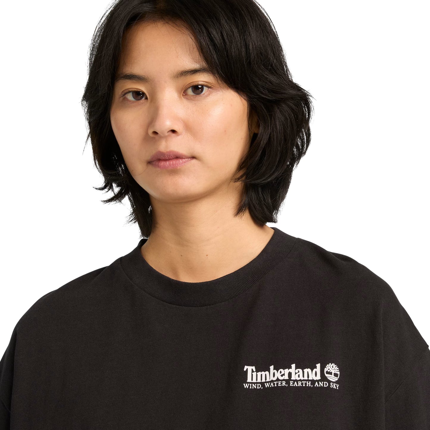 T-Shirt de manga curta unissexo Timberland Outdoor Photo Back Graphic em Preto. Foto de detalhe da parte da frente, vestida.