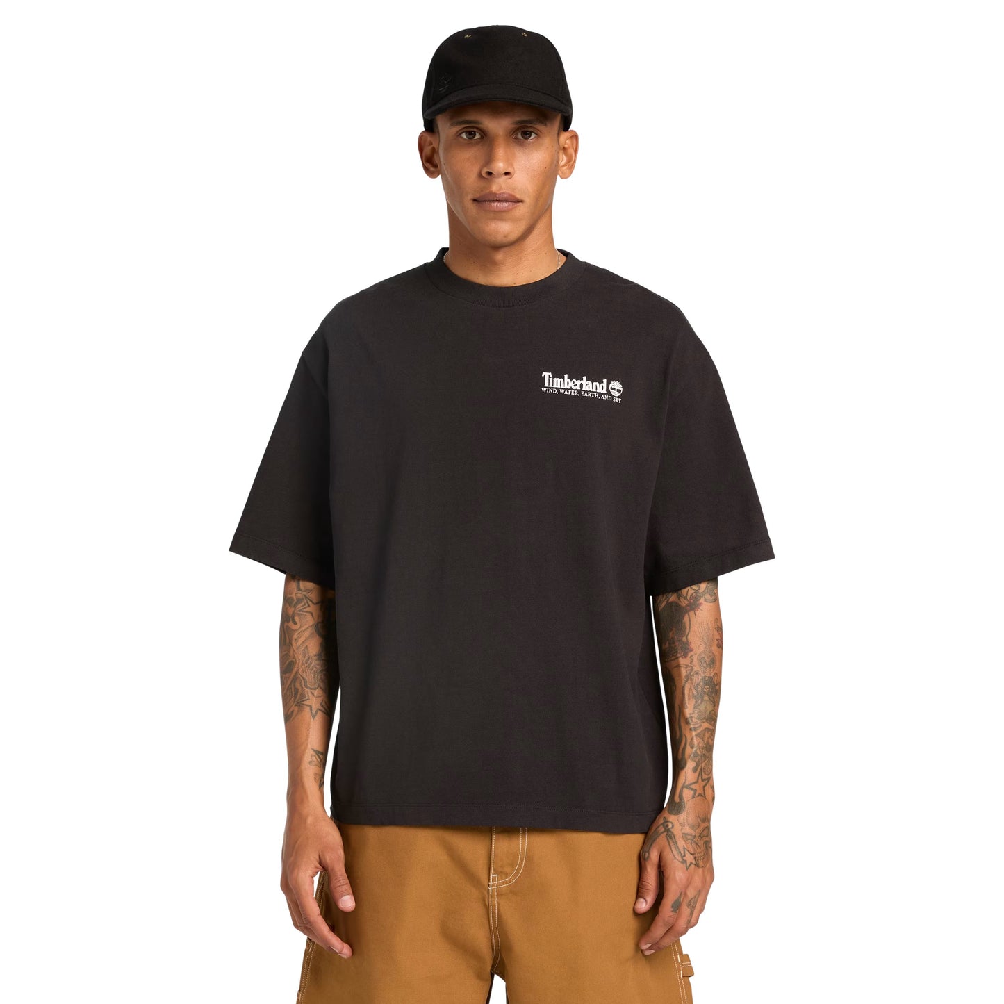 T-Shirt de manga curta unissexo Timberland Outdoor Photo Back Graphic em Preto. Foto da parte da frente, vestida.