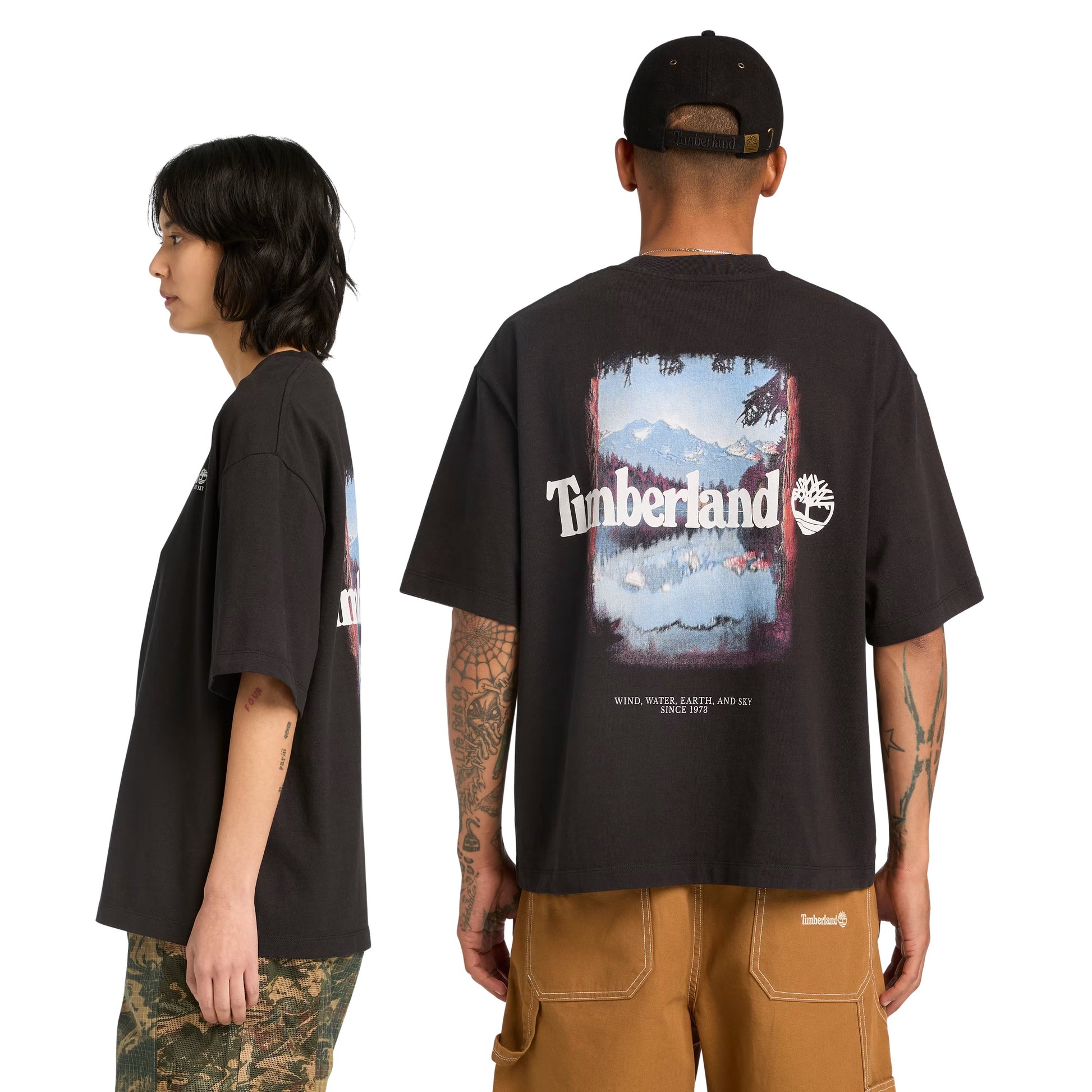 T-Shirt de manga curta unissexo Timberland Outdoor Photo Back Graphic em Preto. Foto da parte de trás e lateral, vestida.