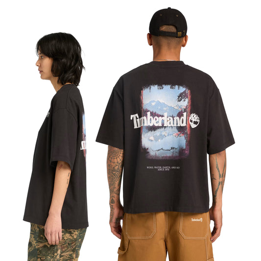 T-Shirt de manga curta unissexo Timberland Outdoor Photo Back Graphic em Preto. Foto da parte de trás e lateral, vestida.