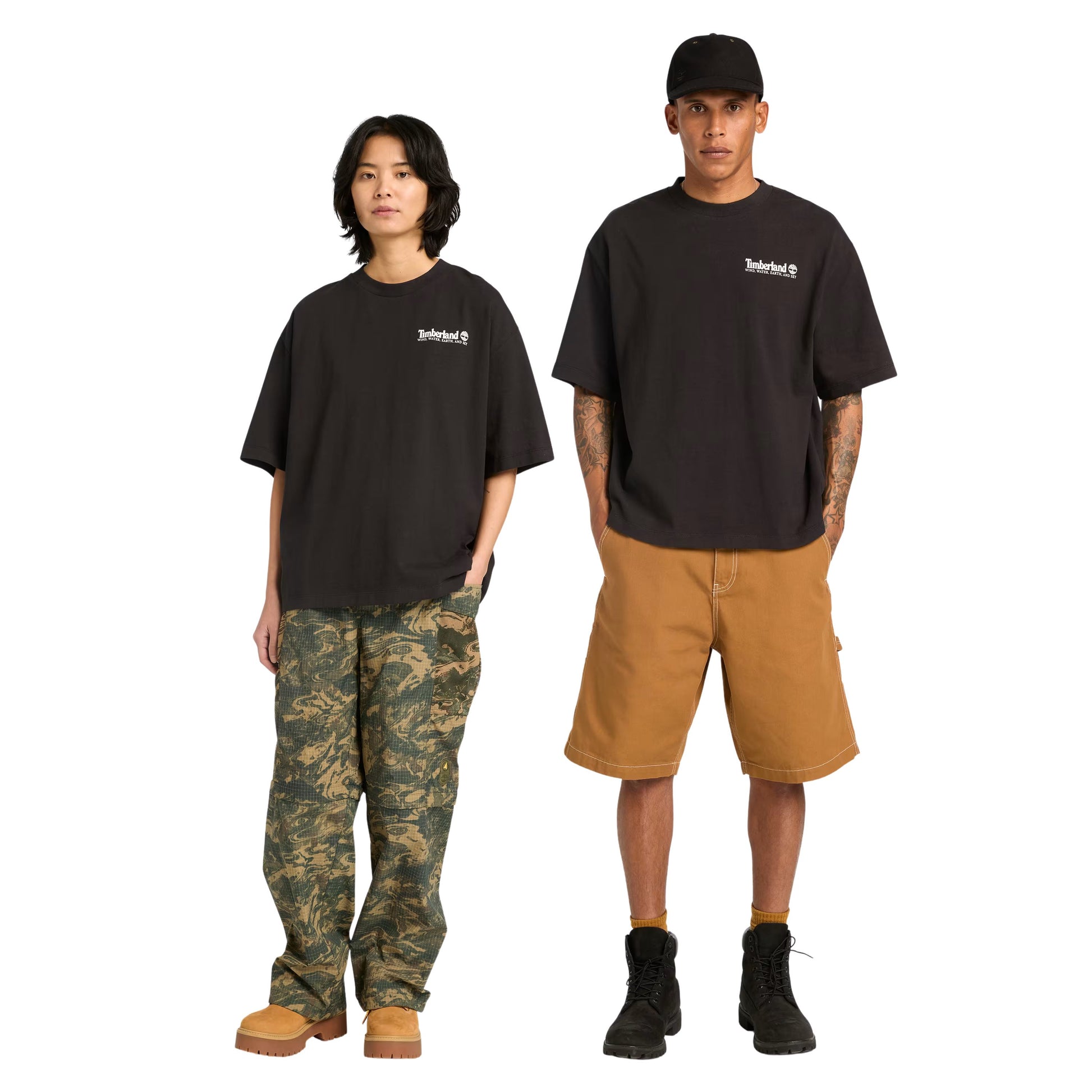 T-Shirt de manga curta unissexo Timberland Outdoor Photo Back Graphic em Preto. Foto da parte da frente, vestida.