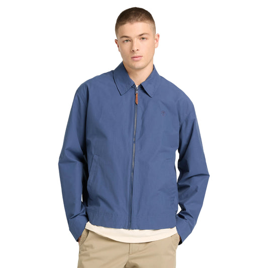 Casaco para homem Timberland Stratham DWR Cotton Bomber em Oceana. Foto da parte da frente, vestido.