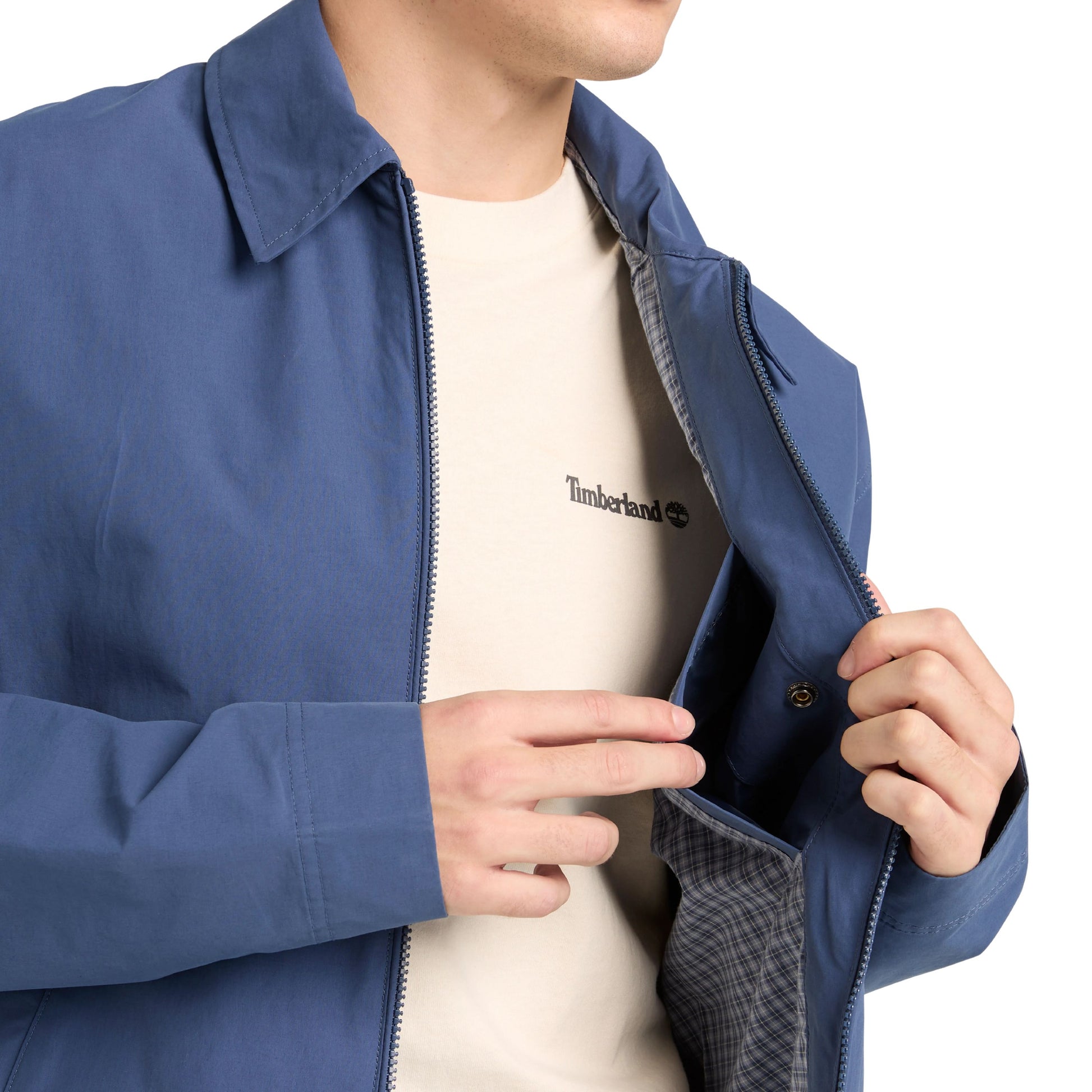 Casaco para homem Timberland Stratham DWR Cotton Bomber em Oceana. Foto de detalhe do bolso interior, vestido.