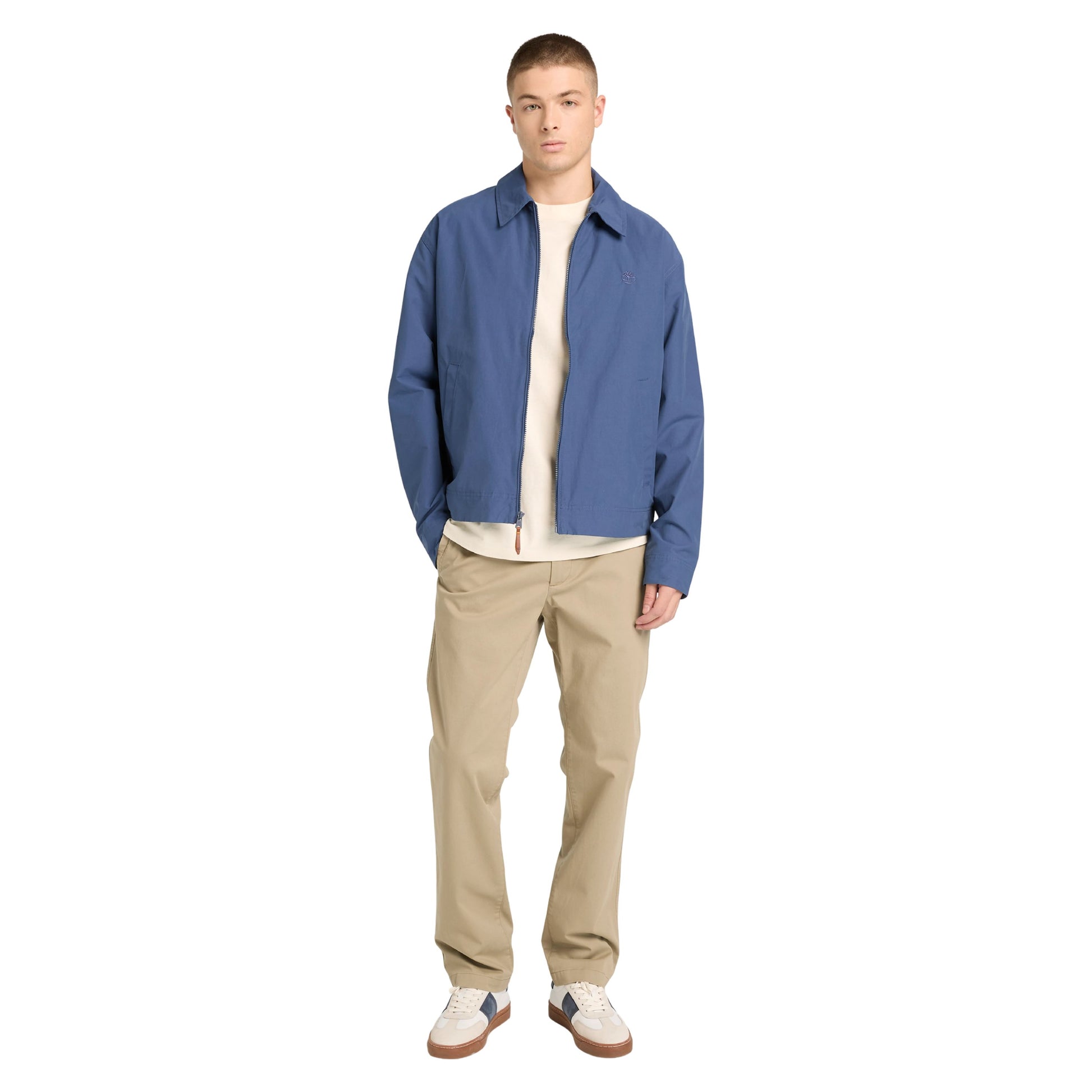 Casaco para homem Timberland Stratham DWR Cotton Bomber em Oceana. Foto da parte da frente, vestido.