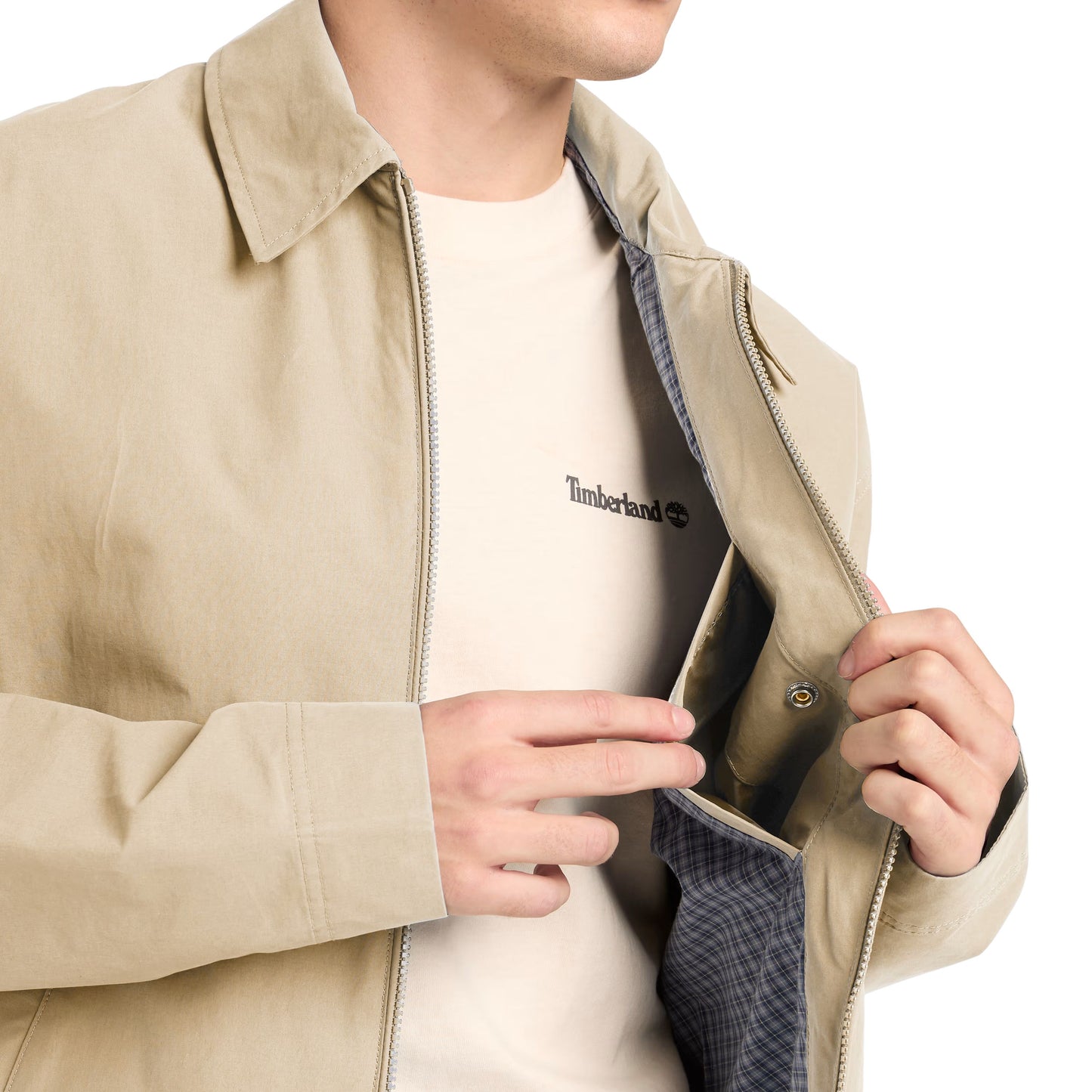 Casaco para homem Timberland Stratham DWR Cotton Bomber em Safari. Foto de detalhe do bolso interior, vestido.
