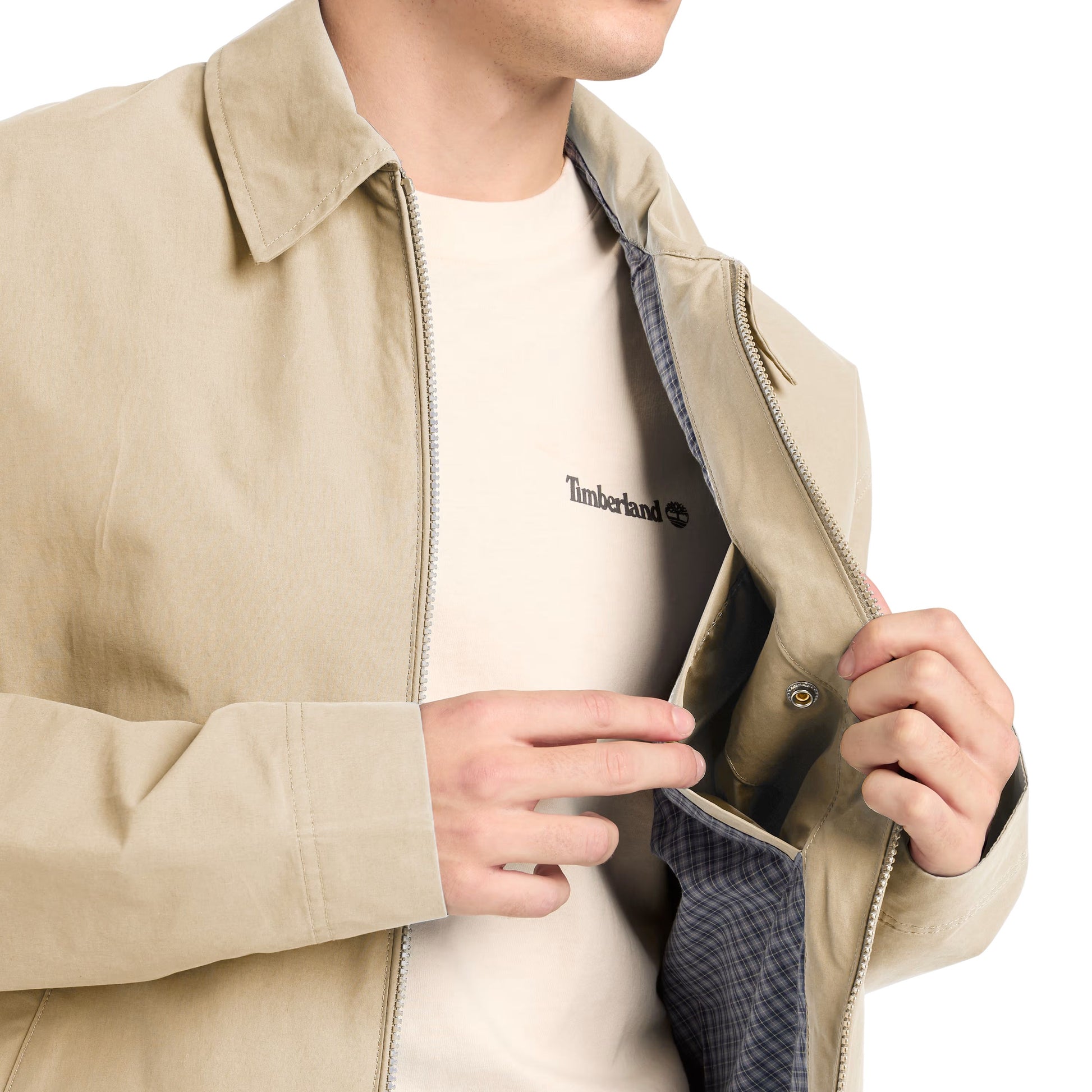 Casaco para homem Timberland Stratham DWR Cotton Bomber em Safari. Foto de detalhe do bolso interior, vestido.