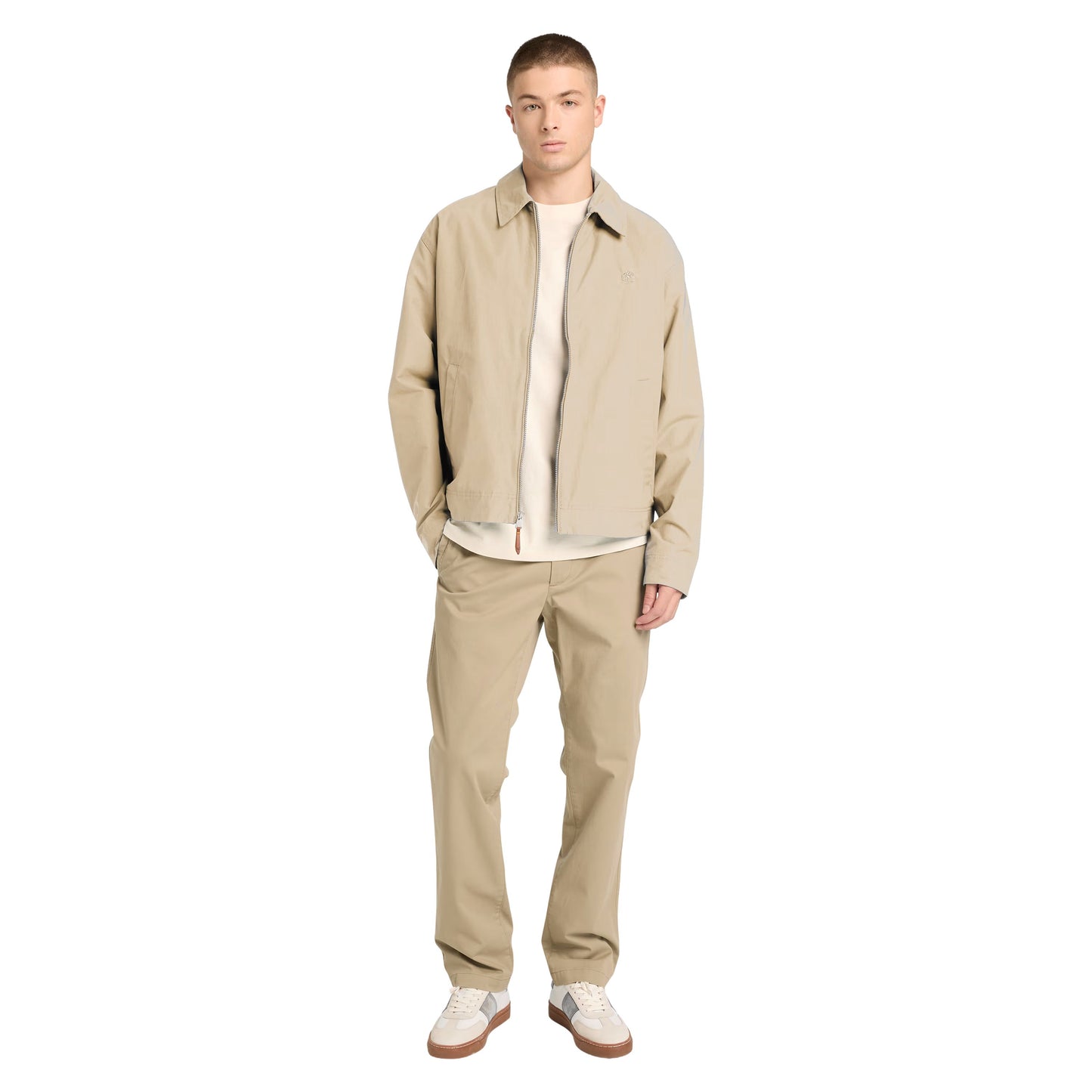 Casaco para homem Timberland Stratham DWR Cotton Bomber em Safari. Foto da parte da frente, vestido.