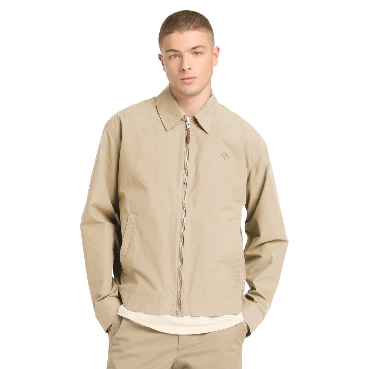 Casaco para homem Timberland Stratham DWR Cotton Bomber em Safari. Foto da parte da frente, vestido.